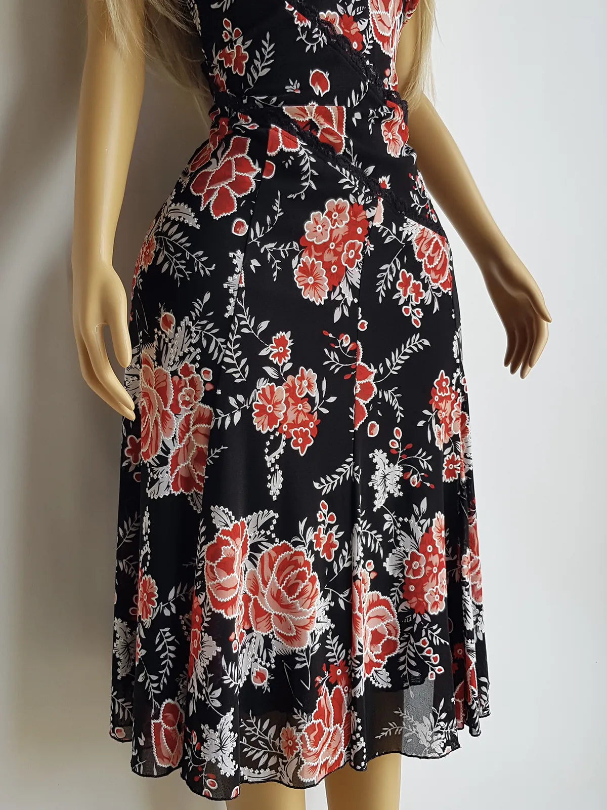 Vintage 90s la dolce vita hourglass mesh dress with florals and lace detailing - curve hugging in all the right places