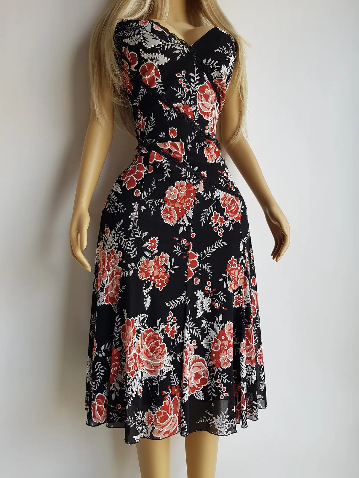 Vintage 90s la dolce vita hourglass mesh dress with florals and lace detailing - curve hugging in all the right places