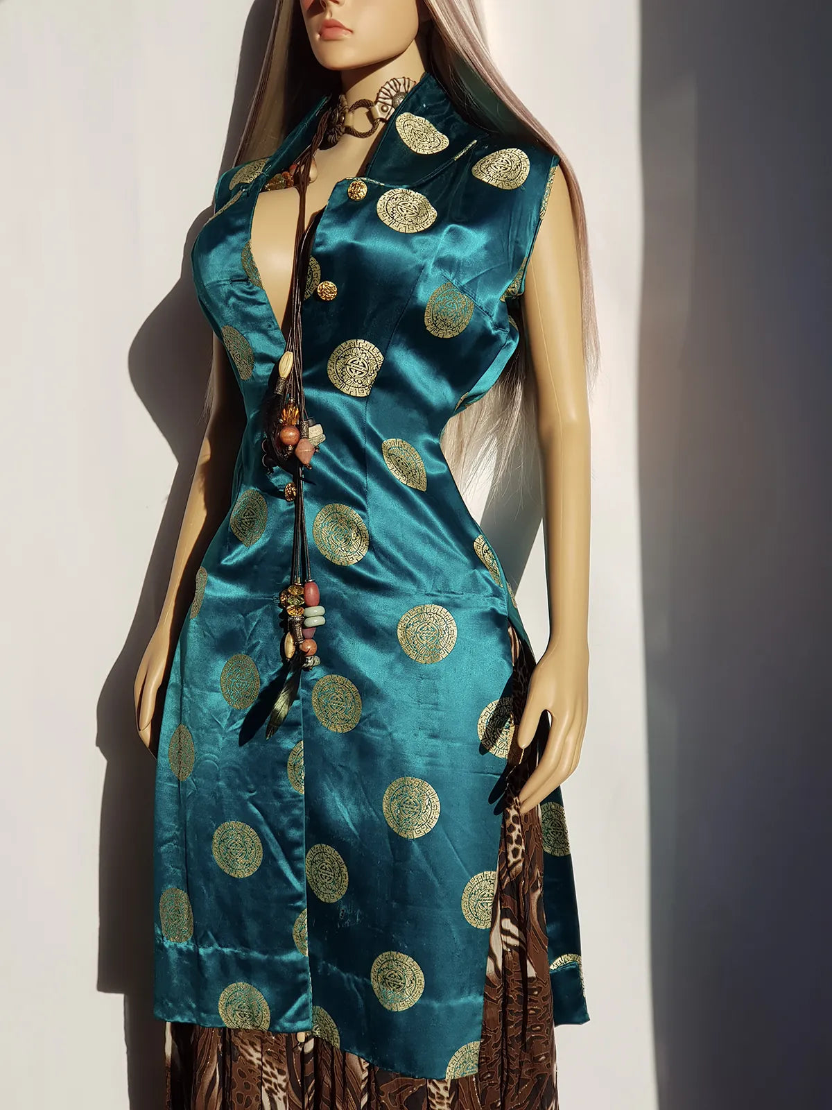 Unbelievably Gorgeous 1950s Hourglass Oriental Satin Dress in Emerald Green & Gold Print - Button Front & High Splits on the sides