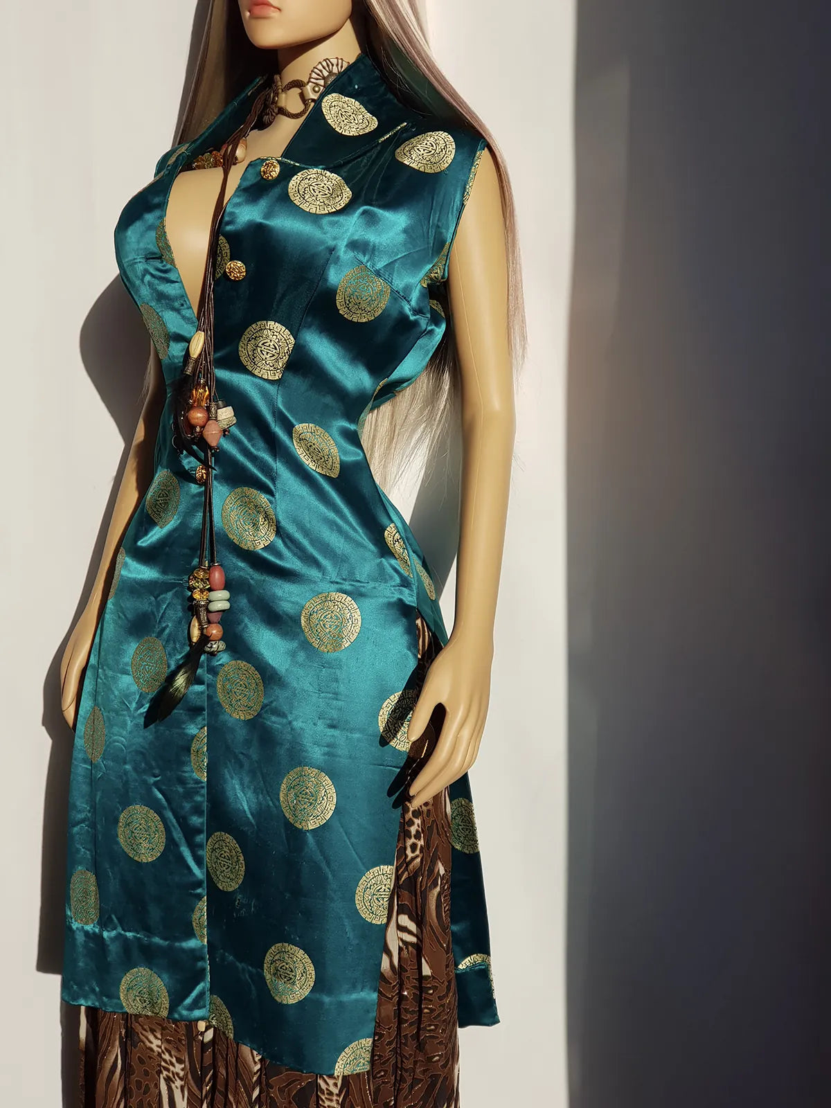 Unbelievably Gorgeous 1950s Hourglass Oriental Satin Dress in Emerald Green & Gold Print - Button Front & High Splits on the sides