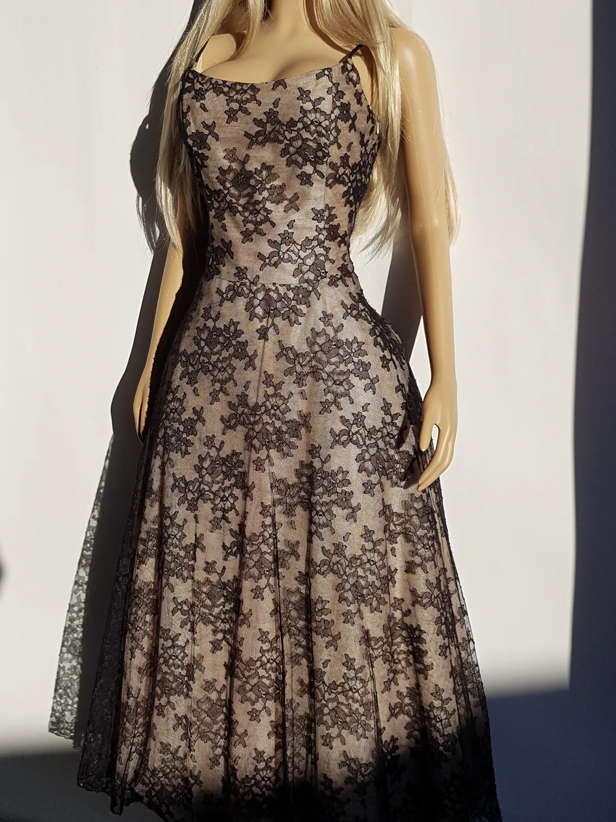 Jessica Mclintock Designer 90s Vintage Lace Overlay Gown - Black Lace & Nude - Boned Bodice - Fitted Bust & Glamourous Skirt