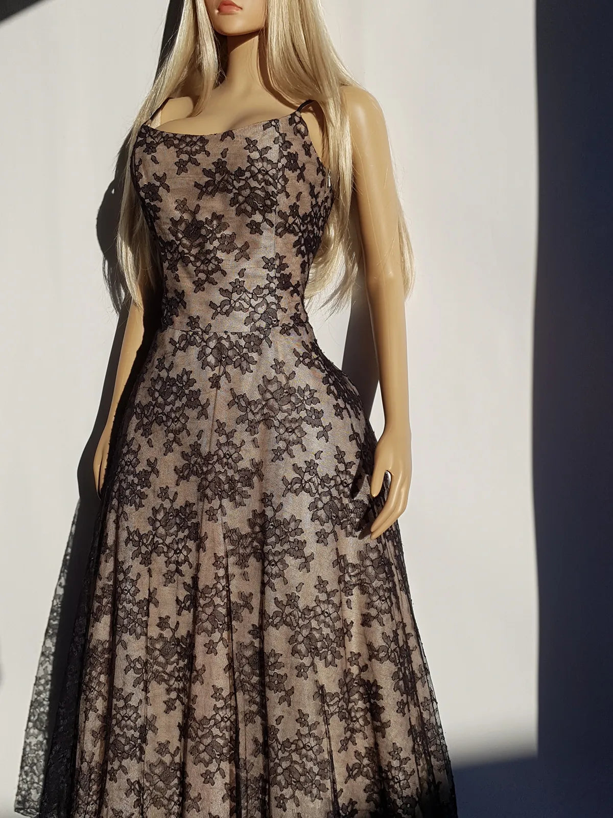 Jessica Mclintock Designer 90s Vintage Lace Overlay Gown - Black Lace & Nude - Boned Bodice - Fitted Bust & Glamourous Skirt