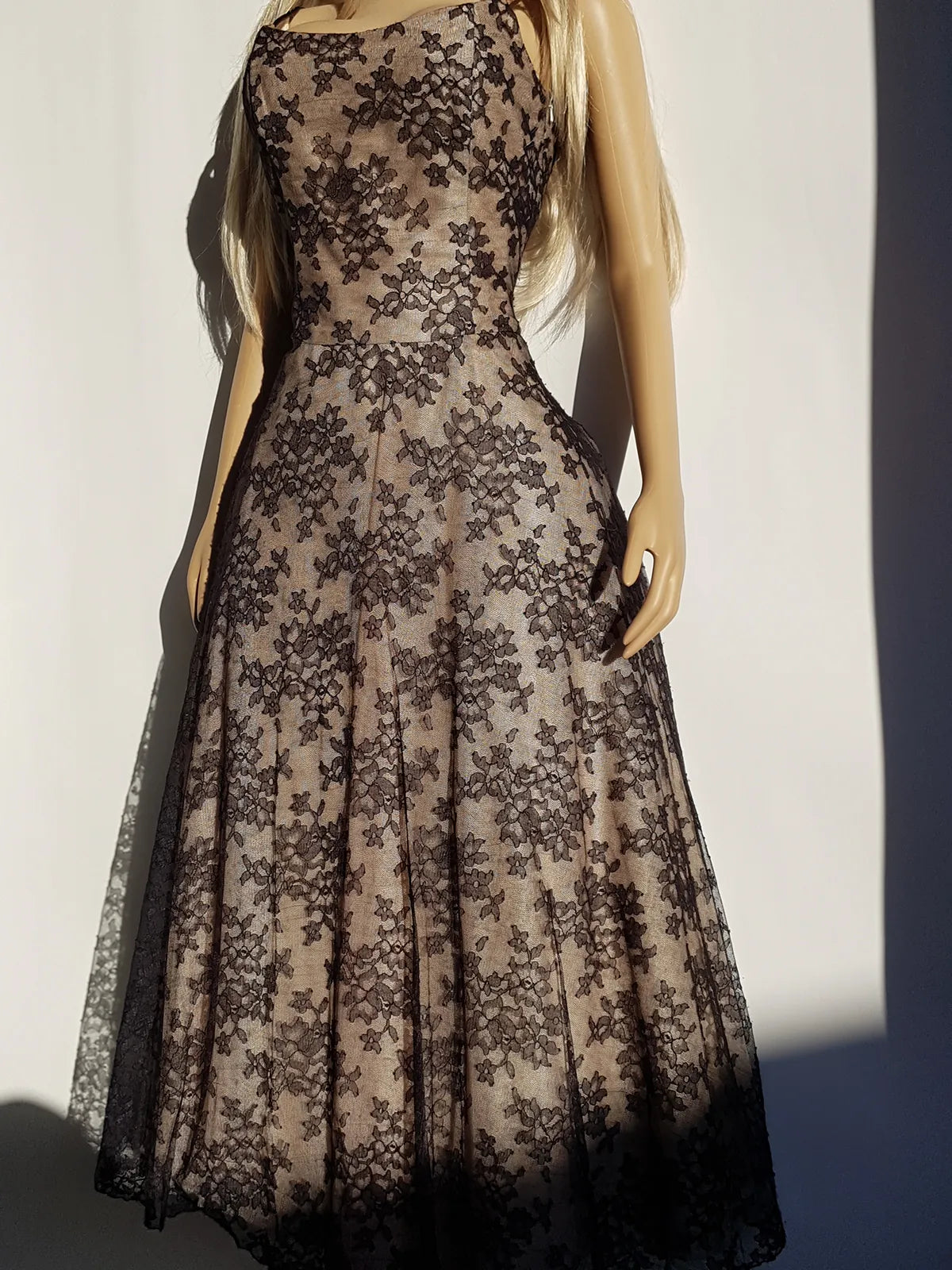Jessica Mclintock Designer 90s Vintage Lace Overlay Gown - Black Lace & Nude - Boned Bodice - Fitted Bust & Glamourous Skirt