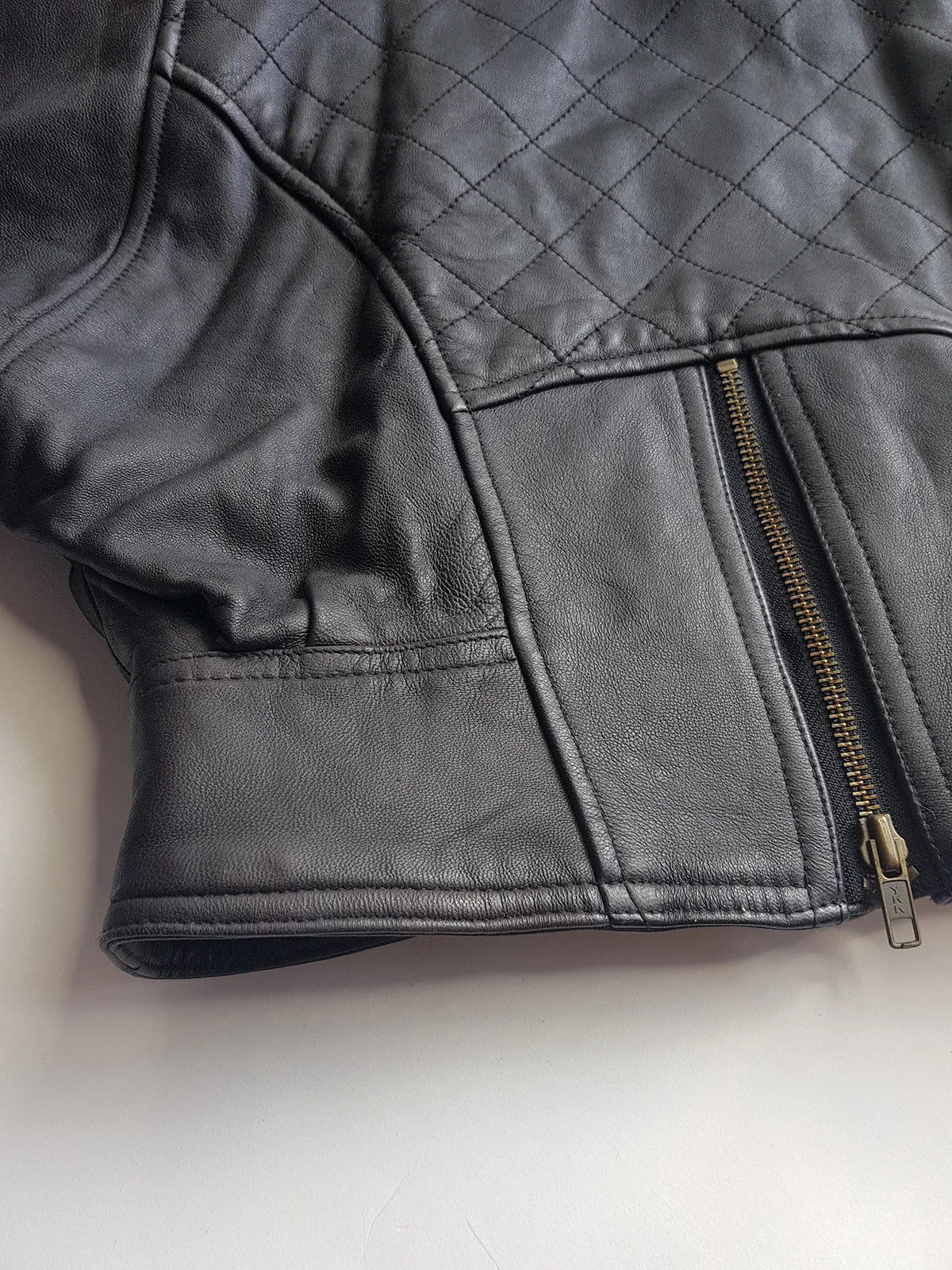 Italian Vintage 100% Genuine Leather 1980s Motorcycle Jacket - Quilted Feature Stitching - Metal Hardware - Fully Lined Jacket