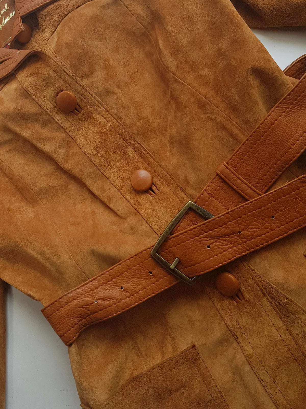 1970s Beautiful Rich Caramel Soft Suede & Leather Jacket - Hourglass Fit with Matching Belt - Leather Features - Feminine Curved Tailoring