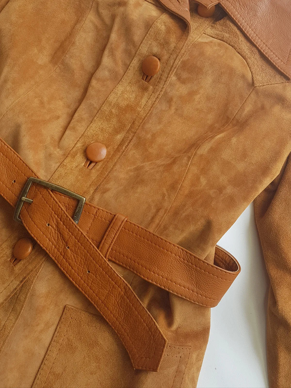 1970s Beautiful Rich Caramel Soft Suede & Leather Jacket - Hourglass Fit with Matching Belt - Leather Features - Feminine Curved Tailoring