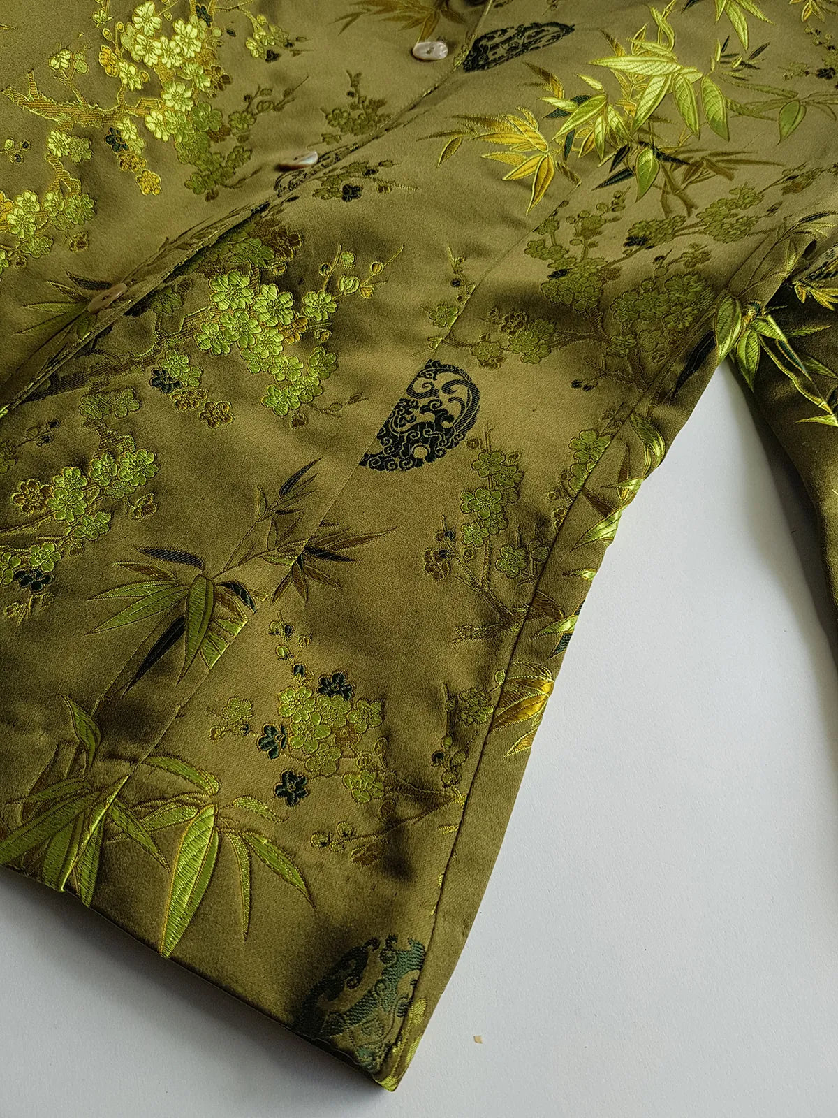 1990s Spectacular Olive Green Oriental Vintage Brocade Jacket - Tailored Fitted - Unbelievably Gorgeous Iridescent Print