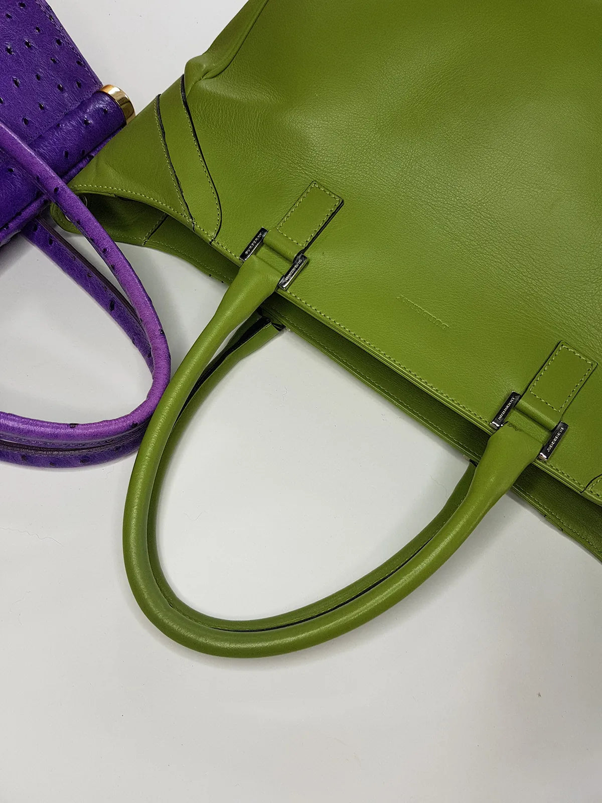 Leather Burberry Designer Handbag in Green - Made in Italy - Stamped - Silver Hardware - Iconic Burberry Signature Plaid Lining