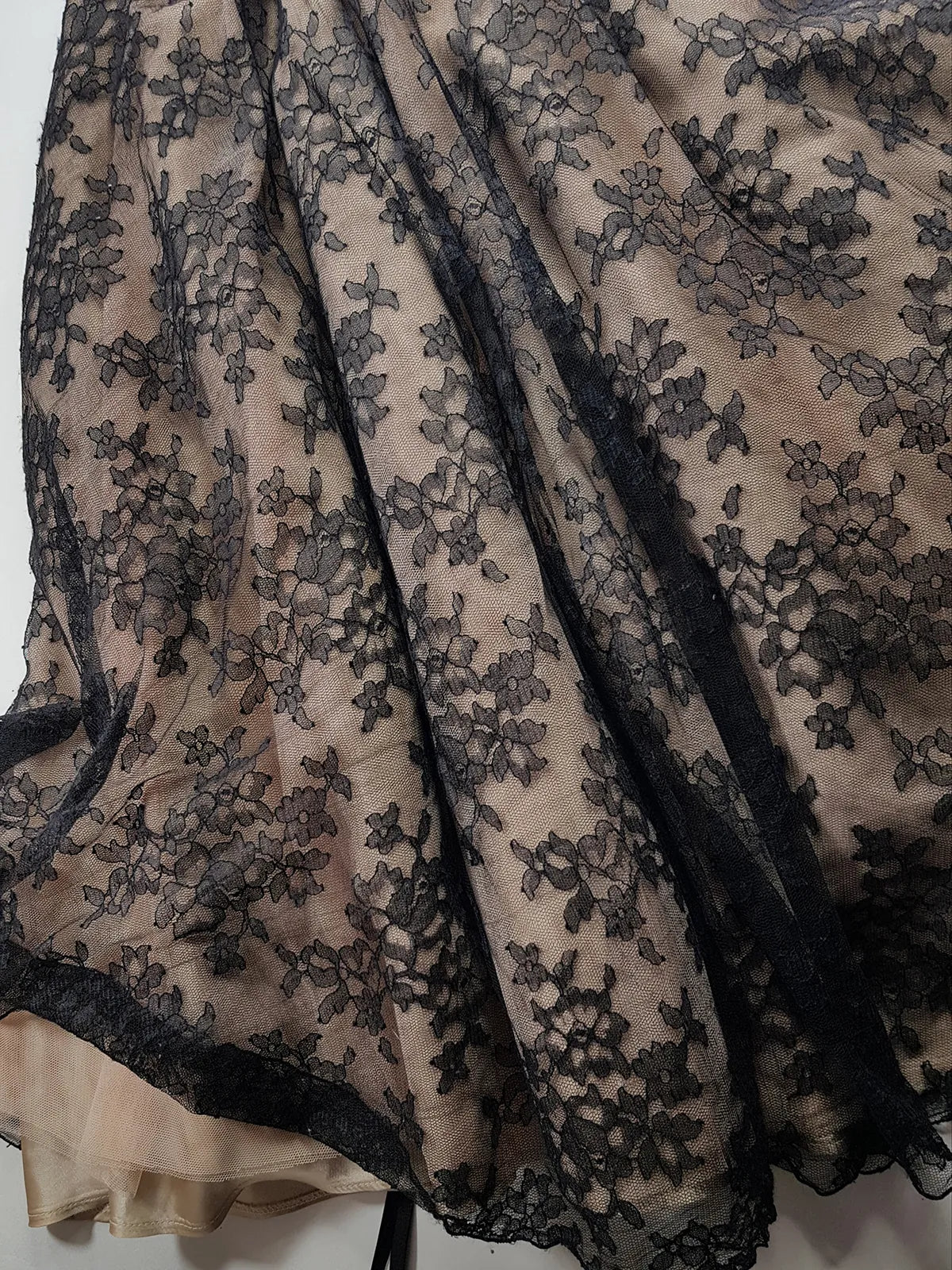 Jessica Mclintock Designer 90s Vintage Lace Overlay Gown - Black Lace & Nude - Boned Bodice - Fitted Bust & Glamourous Skirt