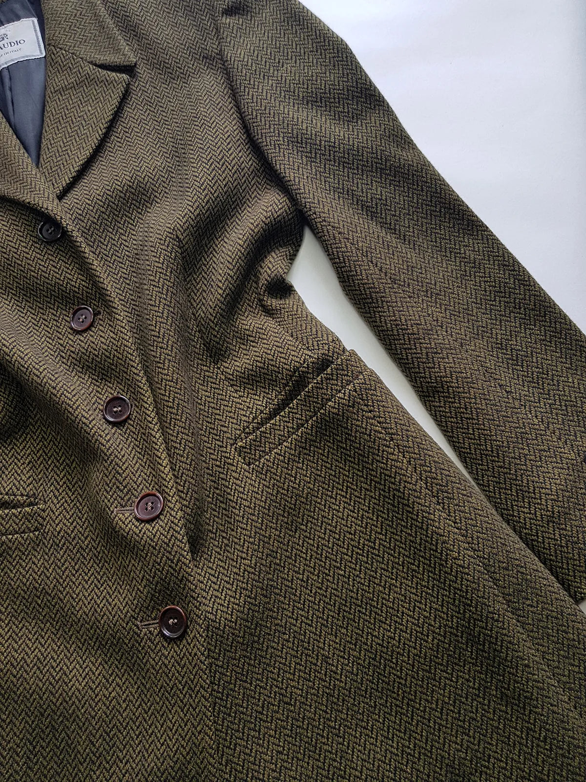 Italian Vintage Wool Coat in Olive Green - Impeccably Tailored Equestrian Look - Perfect Knee Length - Pockets - Fully Lined & Absolutely Beautiful Quality
