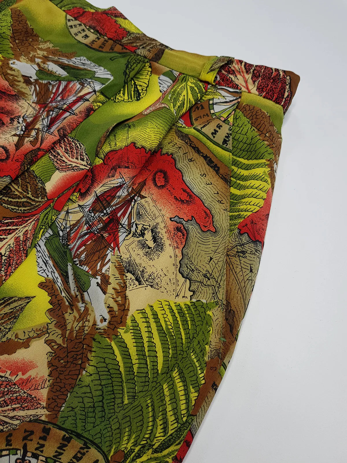 Insane Vintage Italian 90s nautical map print skirt in Vibrant Green & Red Print - Slim Fitting - Perfect Workwear Piece - Pockets & Rear Zipper -  Fully Lined