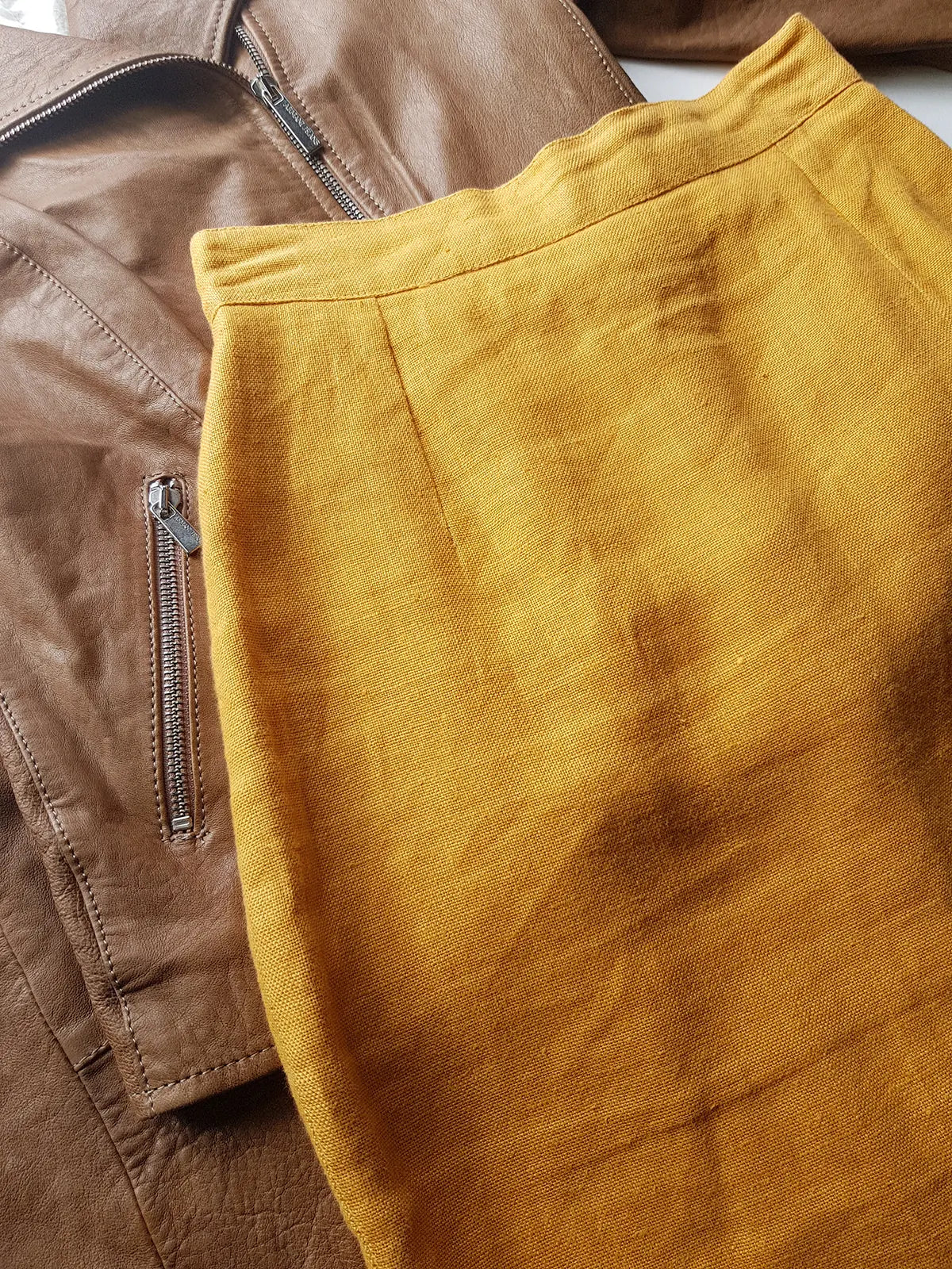 French Linen Pencil skirt in Mustard Gold - vintage 1980s - fully lined - impeccable tailoring  flattering fit -  incredibly chic fabric