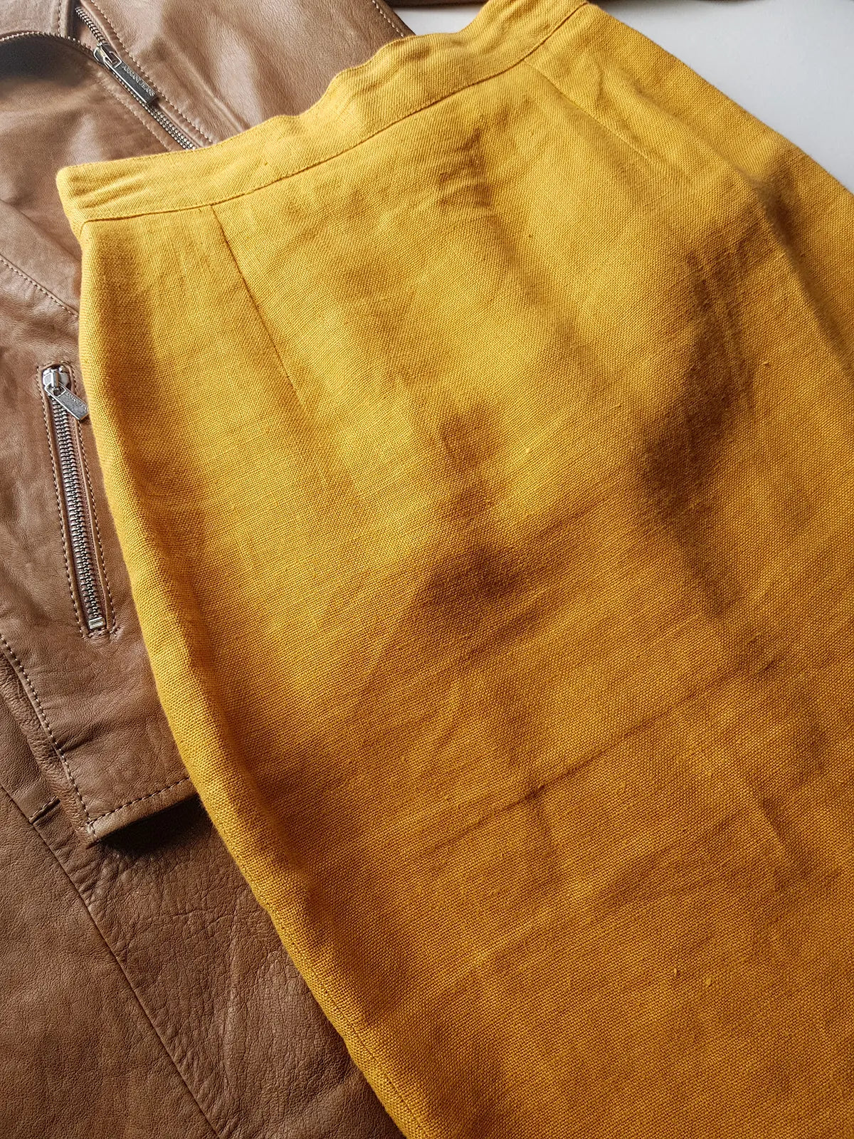 French Linen Pencil skirt in Mustard Gold - vintage 1980s - fully lined - impeccable tailoring  flattering fit -  incredibly chic fabric