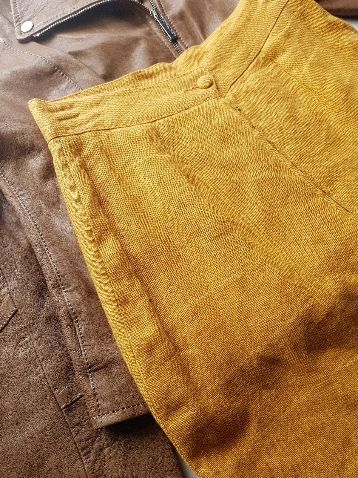 French Linen Pencil skirt in Mustard Gold - vintage 1980s - fully lined - impeccable tailoring  flattering fit -  incredibly chic fabric