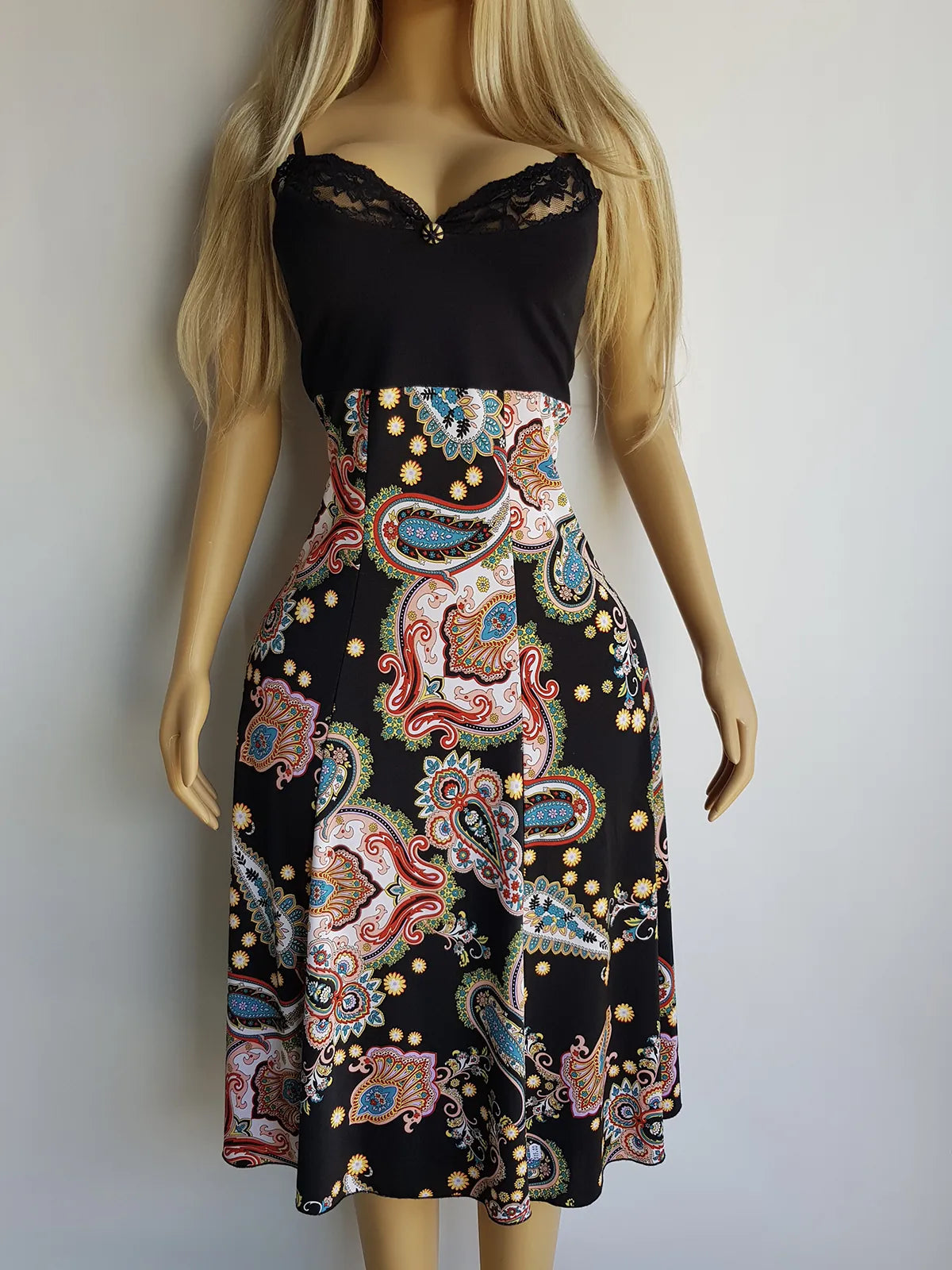 Vintage 90s Perfect Summer Sundress - Knockout Print & Beautiful Lace Feature Bustline - Flowy & Ultra Flattering