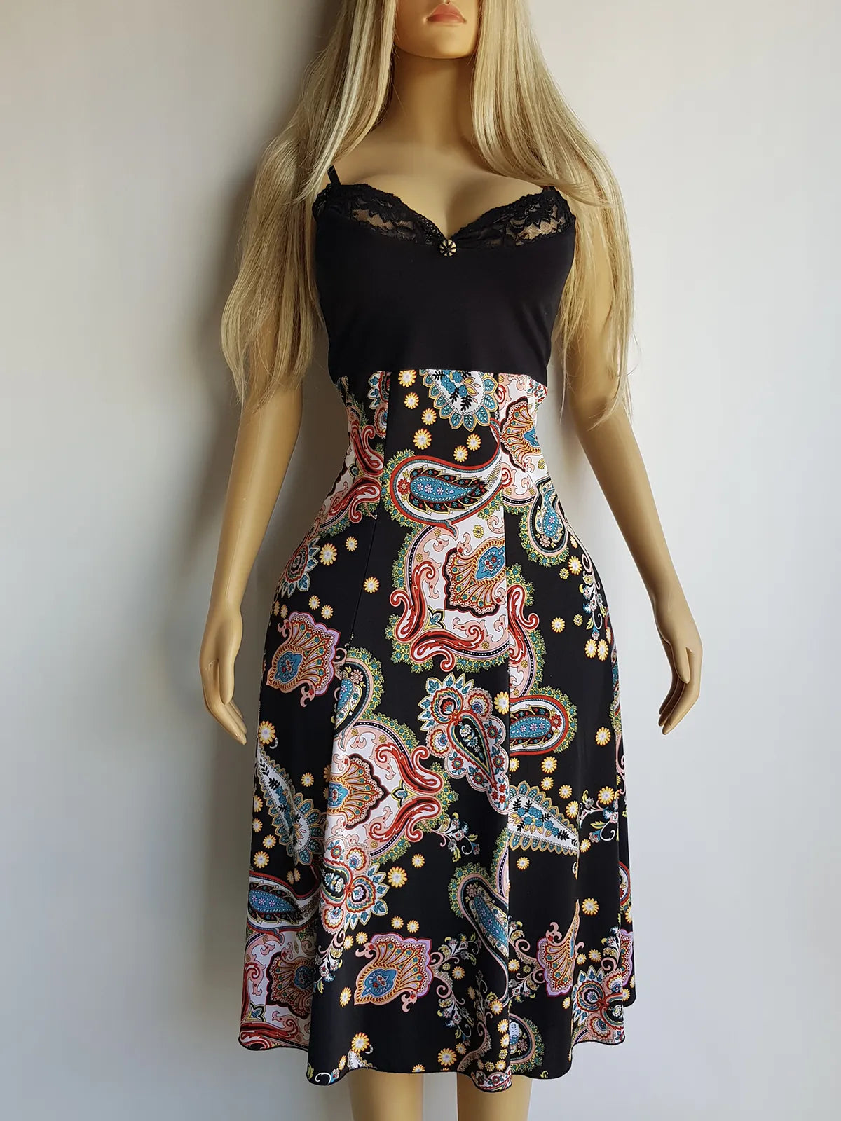 Vintage 90s Perfect Summer Sundress - Knockout Print & Beautiful Lace Feature Bustline - Flowy & Ultra Flattering