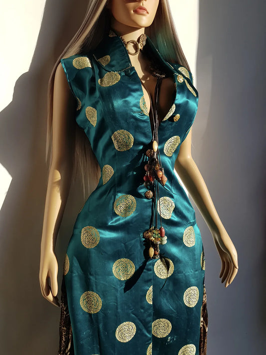 Unbelievably Gorgeous 1950s Hourglass Oriental Satin Dress in Emerald Green & Gold Print - Button Front & High Splits on the sides