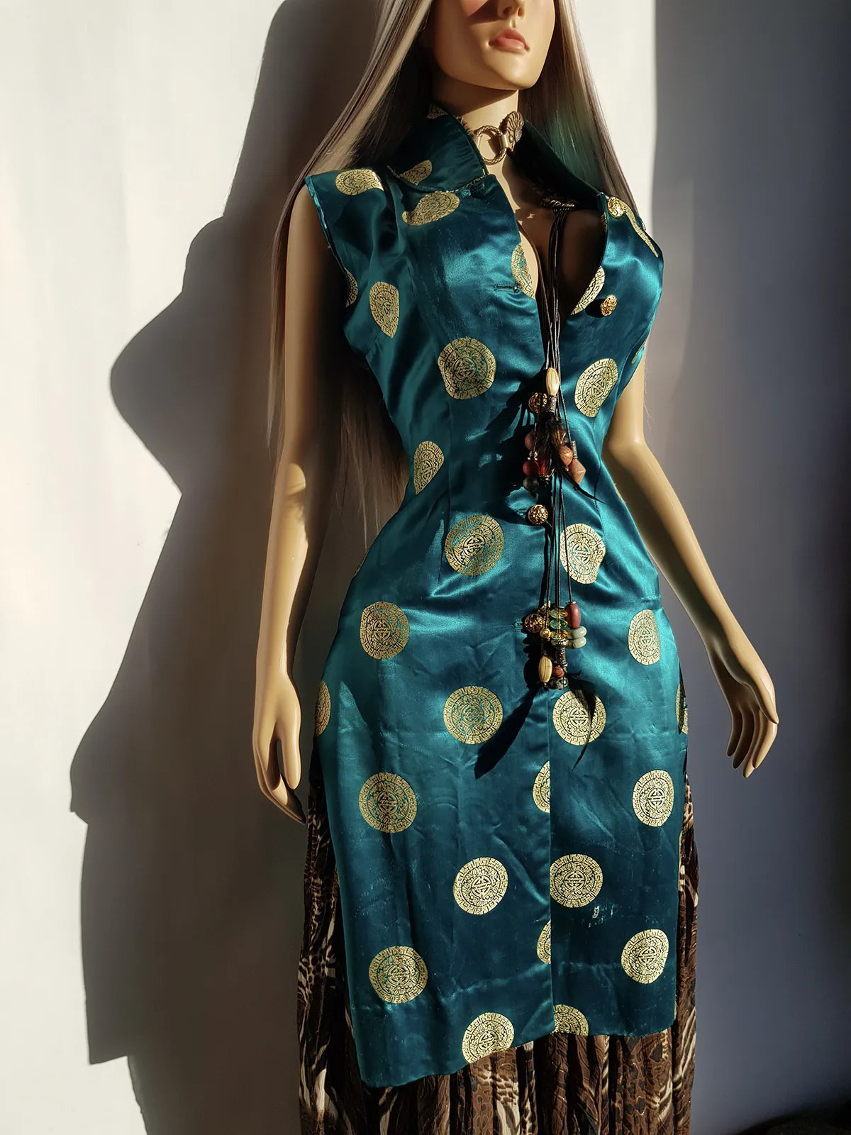 Unbelievably Gorgeous 1950s Hourglass Oriental Satin Dress in Emerald Green & Gold Print - Button Front & High Splits on the sides