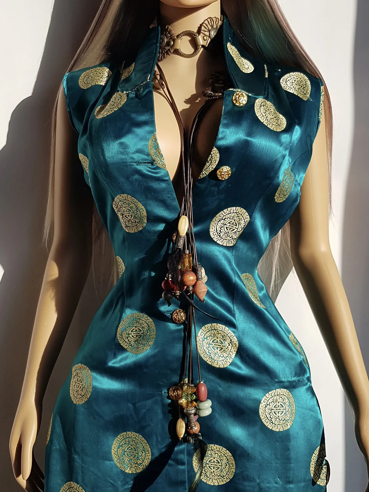 Unbelievably Gorgeous 1950s Hourglass Oriental Satin Dress in Emerald Green & Gold Print - Button Front & High Splits on the sides