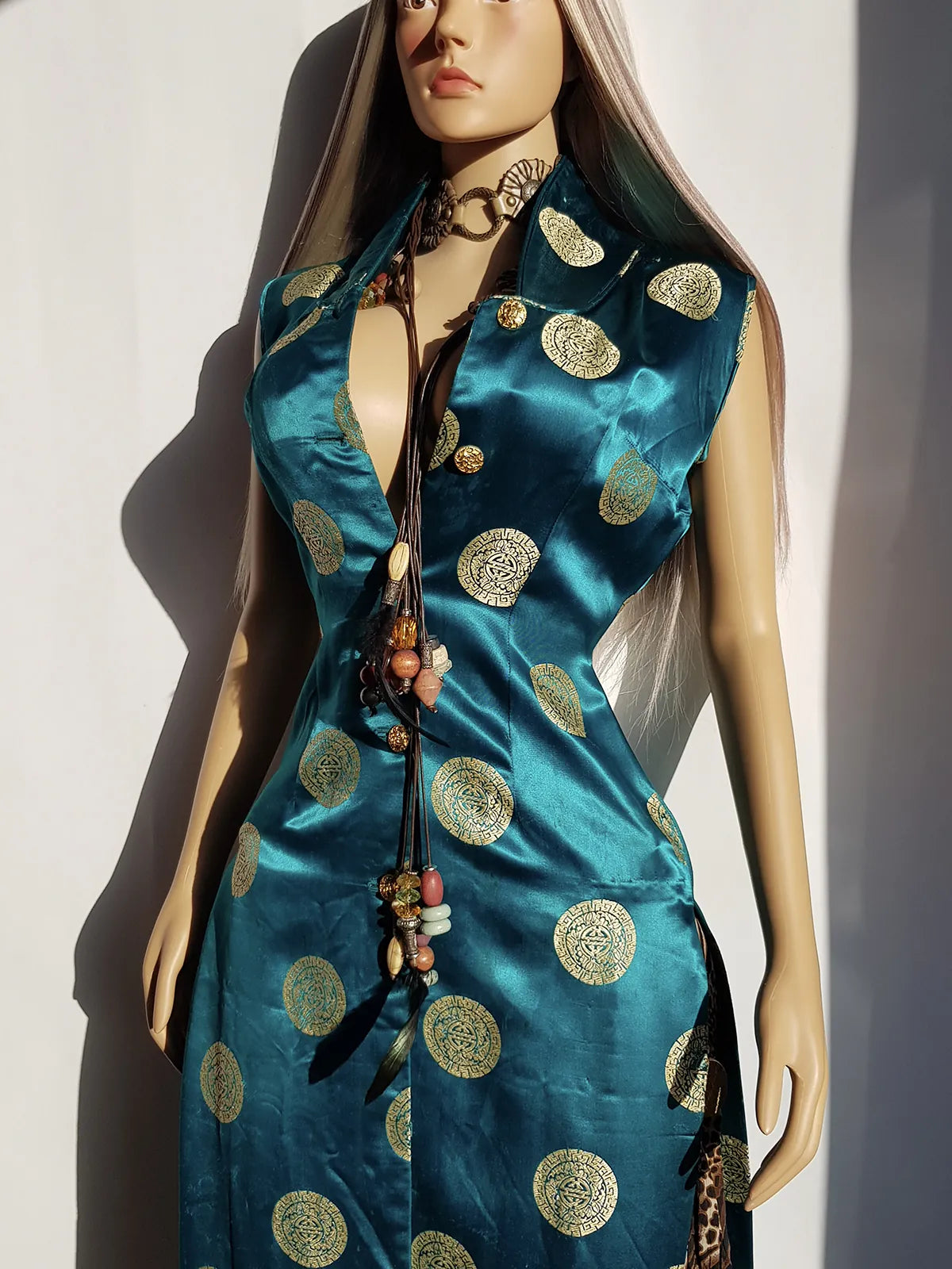 Unbelievably Gorgeous 1950s Hourglass Oriental Satin Dress in Emerald Green & Gold Print - Button Front & High Splits on the sides