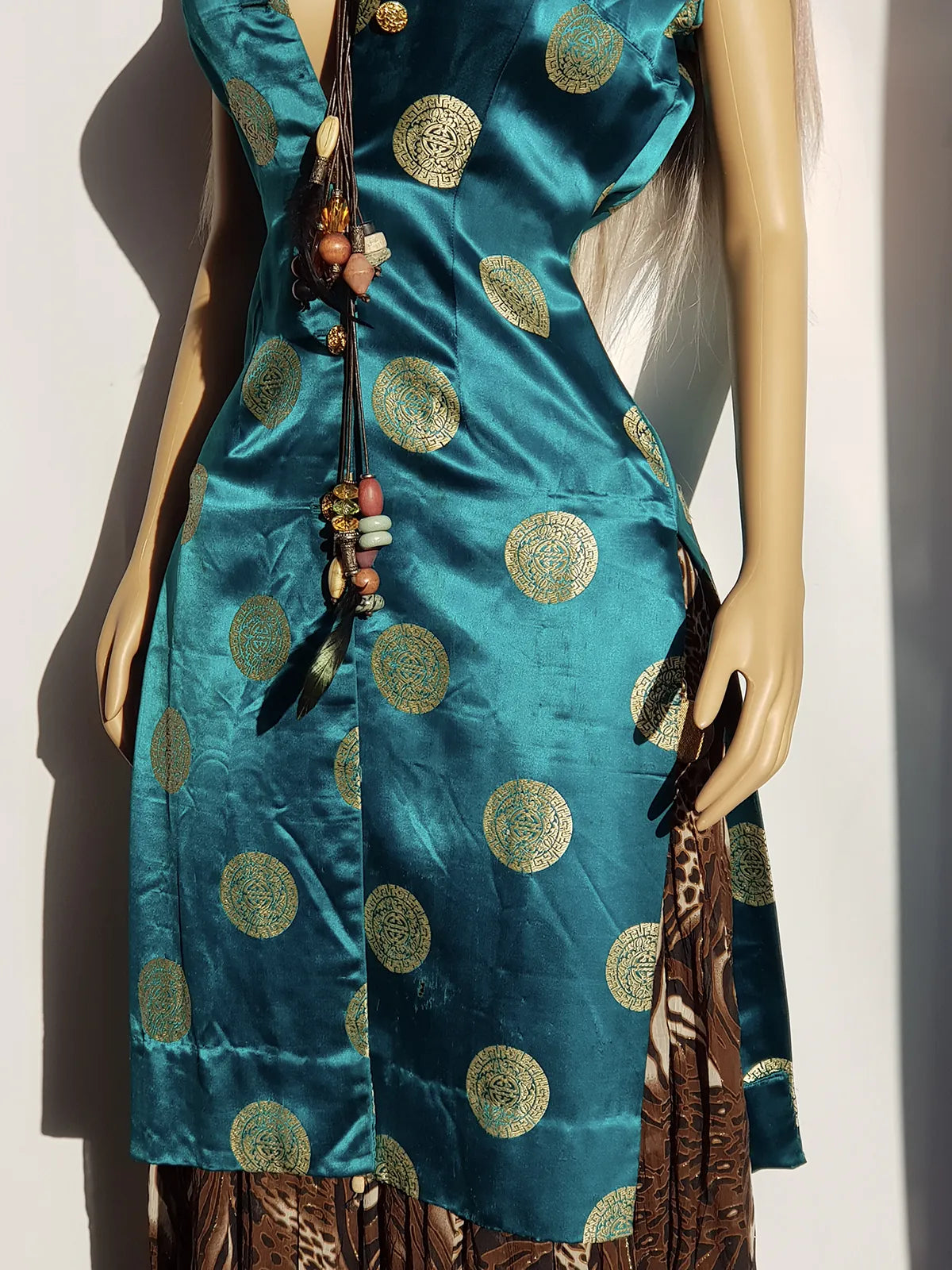 Unbelievably Gorgeous 1950s Hourglass Oriental Satin Dress in Emerald Green & Gold Print - Button Front & High Splits on the sides