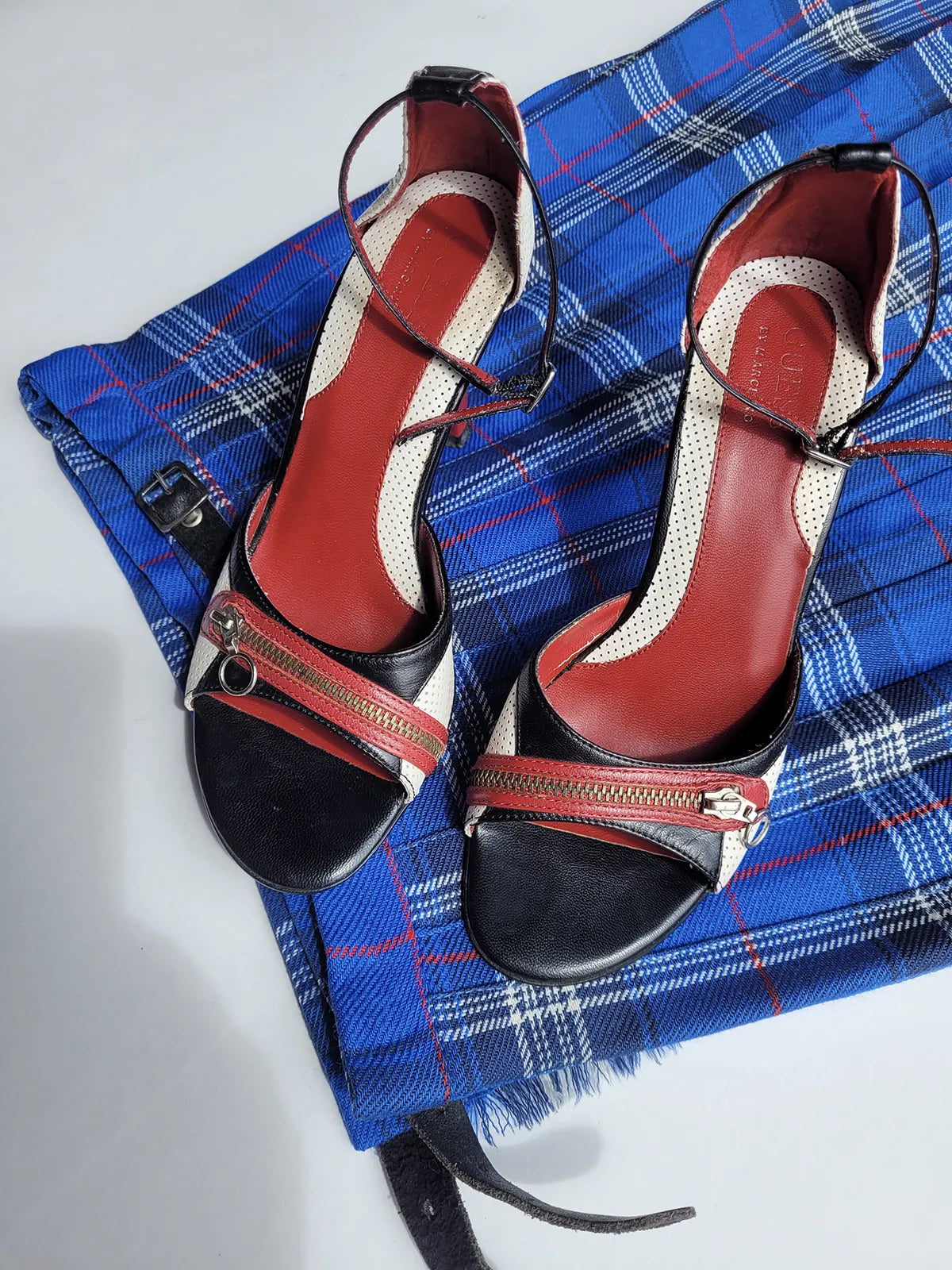 Guess by Marciano 2000s Y2K - Authentic Darling 100% Genuine Italian Leather Stilettos in Red Black & White - Absolutely Gorgeous Little Zip Detailing - Ankle Strap - Perfect Height Heels - (European Size 36)