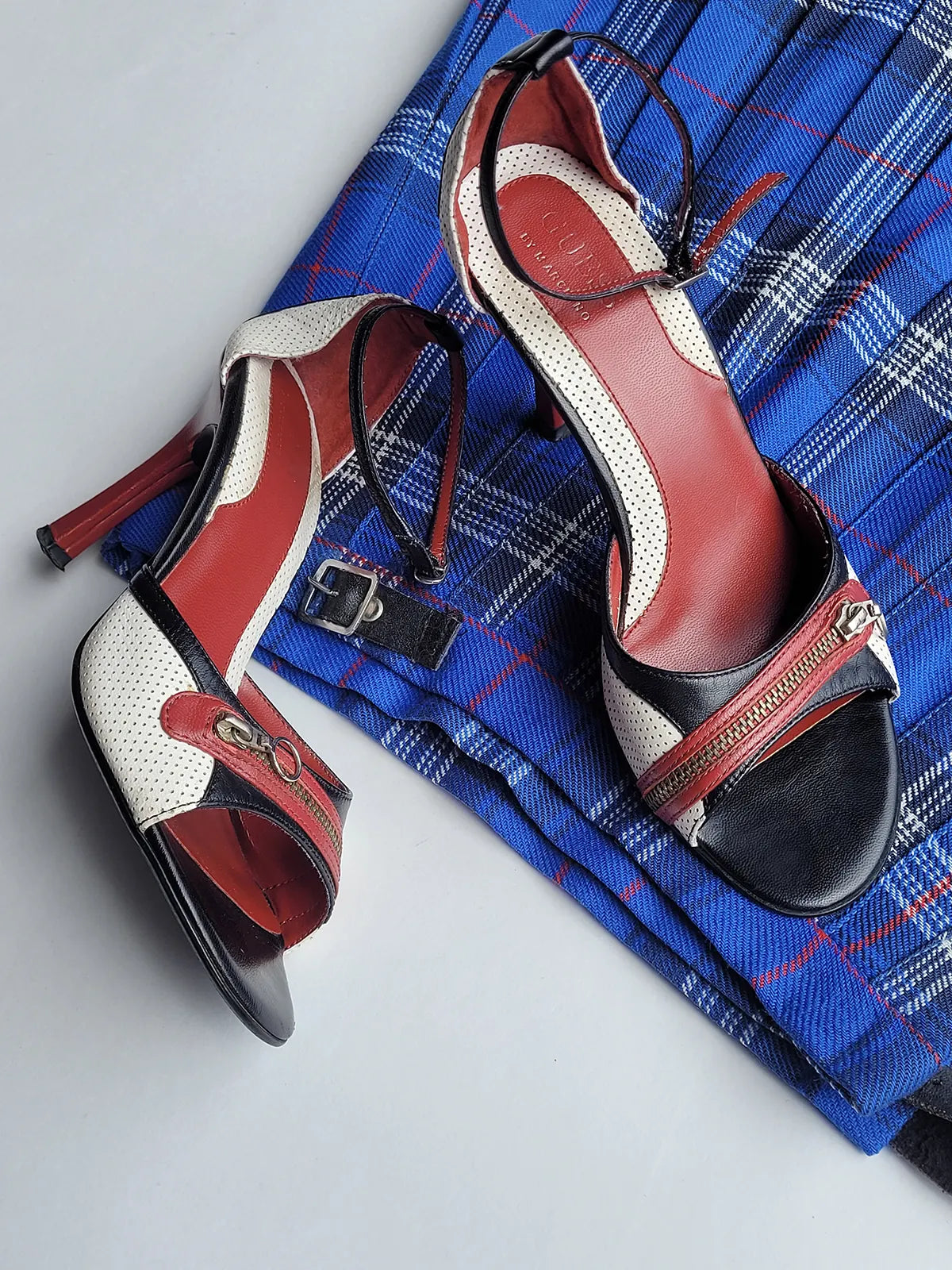 Guess by Marciano 2000s Y2K - Authentic Darling 100% Genuine Italian Leather Stilettos in Red Black & White - Absolutely Gorgeous Little Zip Detailing - Ankle Strap - Perfect Height Heels - (European Size 36)