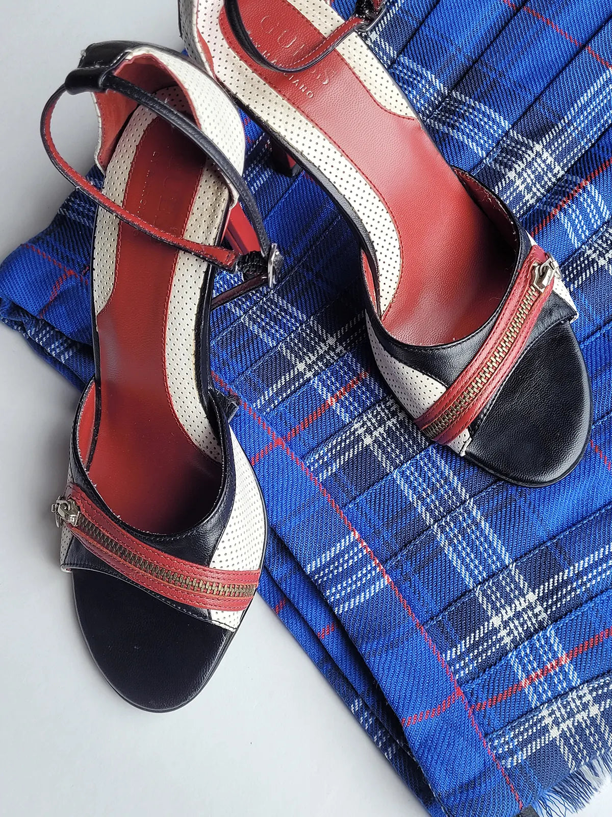 Guess by Marciano 2000s Y2K - Authentic Darling 100% Genuine Italian Leather Stilettos in Red Black & White - Absolutely Gorgeous Little Zip Detailing - Ankle Strap - Perfect Height Heels - (European Size 36)