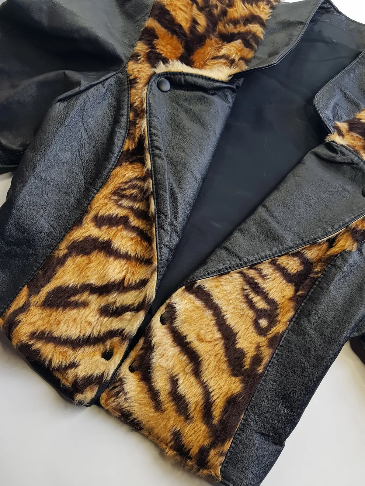 1980s Vintage 100% Genuine Leather Tiger Motorcycle Jacket - Metal Hardware - Fully Lined Jacket