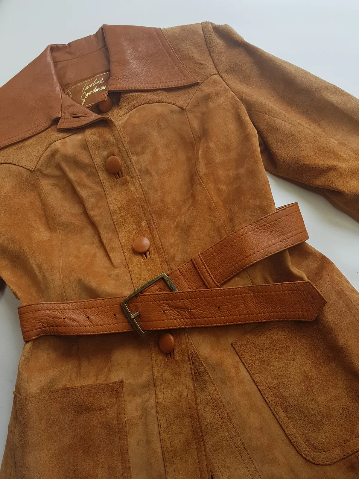 1970s Beautiful Rich Caramel Soft Suede & Leather Jacket - Hourglass Fit with Matching Belt - Leather Features - Feminine Curved Tailoring