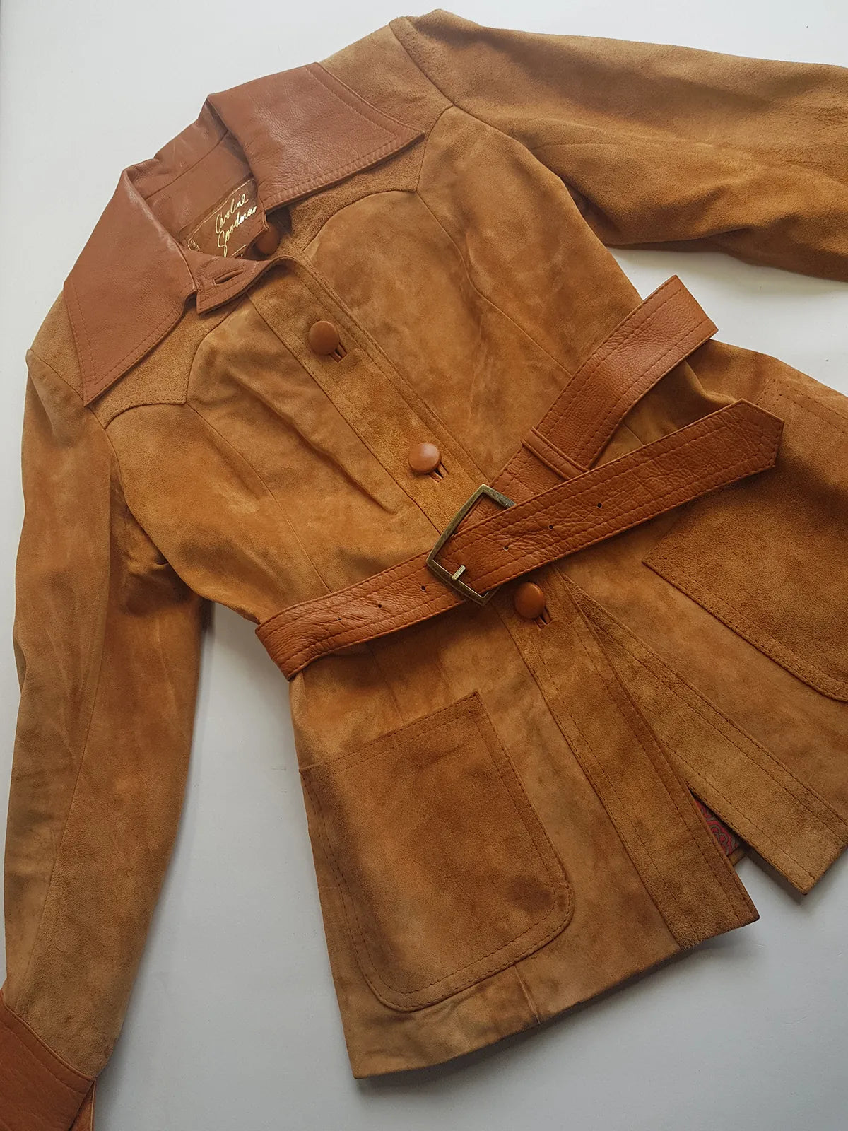 1970s Beautiful Rich Caramel Soft Suede & Leather Jacket - Hourglass Fit with Matching Belt - Leather Features - Feminine Curved Tailoring