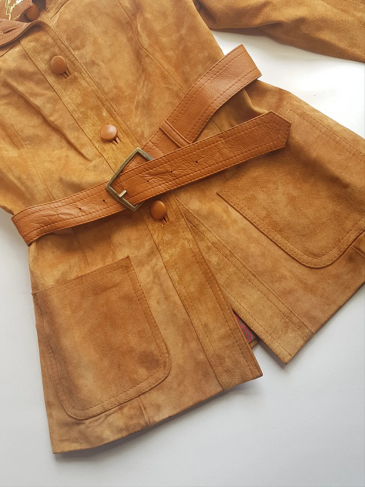 1970s Beautiful Rich Caramel Soft Suede & Leather Jacket - Hourglass Fit with Matching Belt - Leather Features - Feminine Curved Tailoring