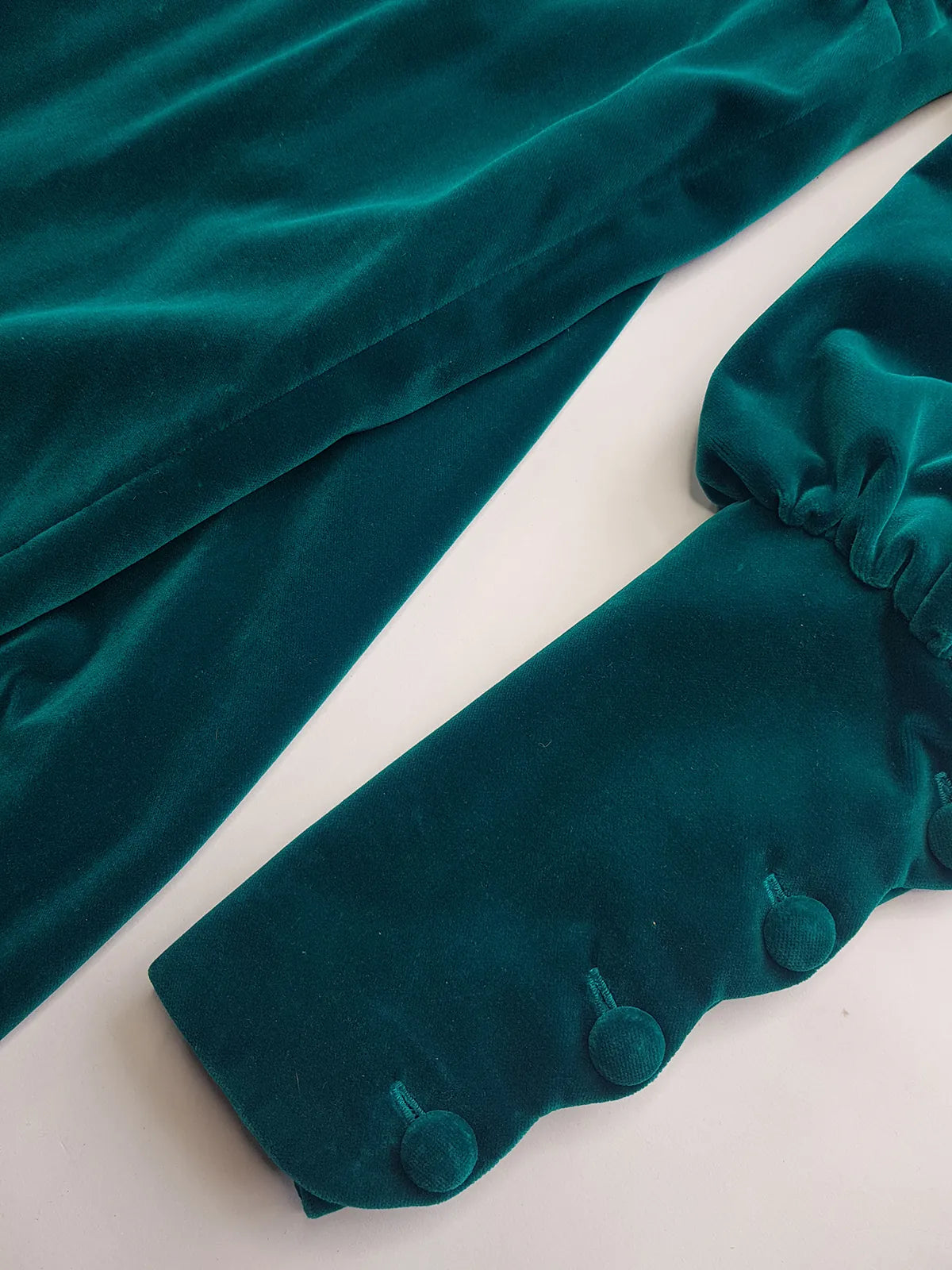 Unbelievable 1920s Peacock Green Bridal Quality Velvet Floor Length Opera Coat - Romantic Sleeves - Ornate Pearl Buckle & Bow - Unworn Condition