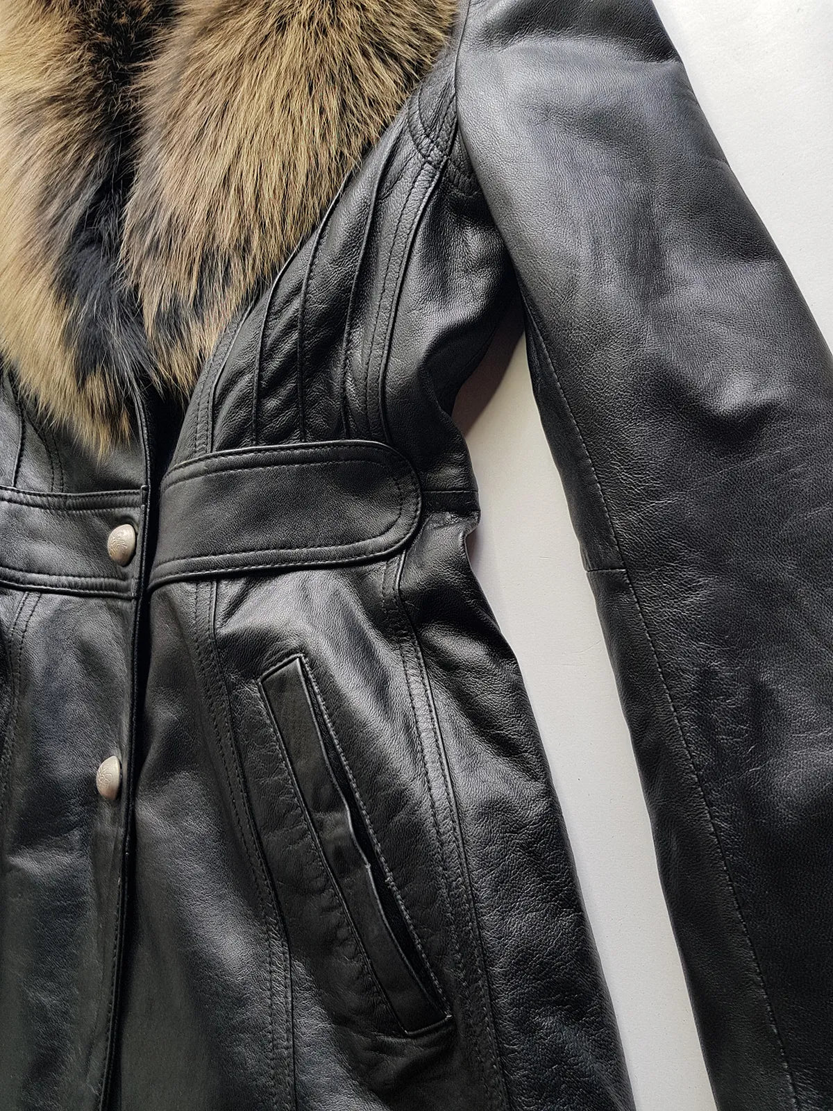 Vintage 2000s Black Leather & Ultra Plush Fox Fur Spy Coat - Super Buttery Soft - 100% genuine Leather & Fur Collar - Fully Lined
