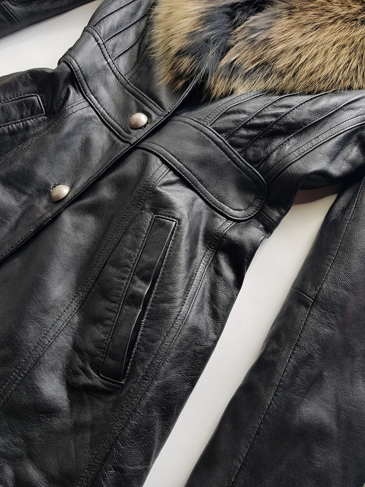 Vintage 2000s Black Leather & Ultra Plush Fox Fur Spy Coat - Super Buttery Soft - 100% genuine Leather & Fur Collar - Fully Lined