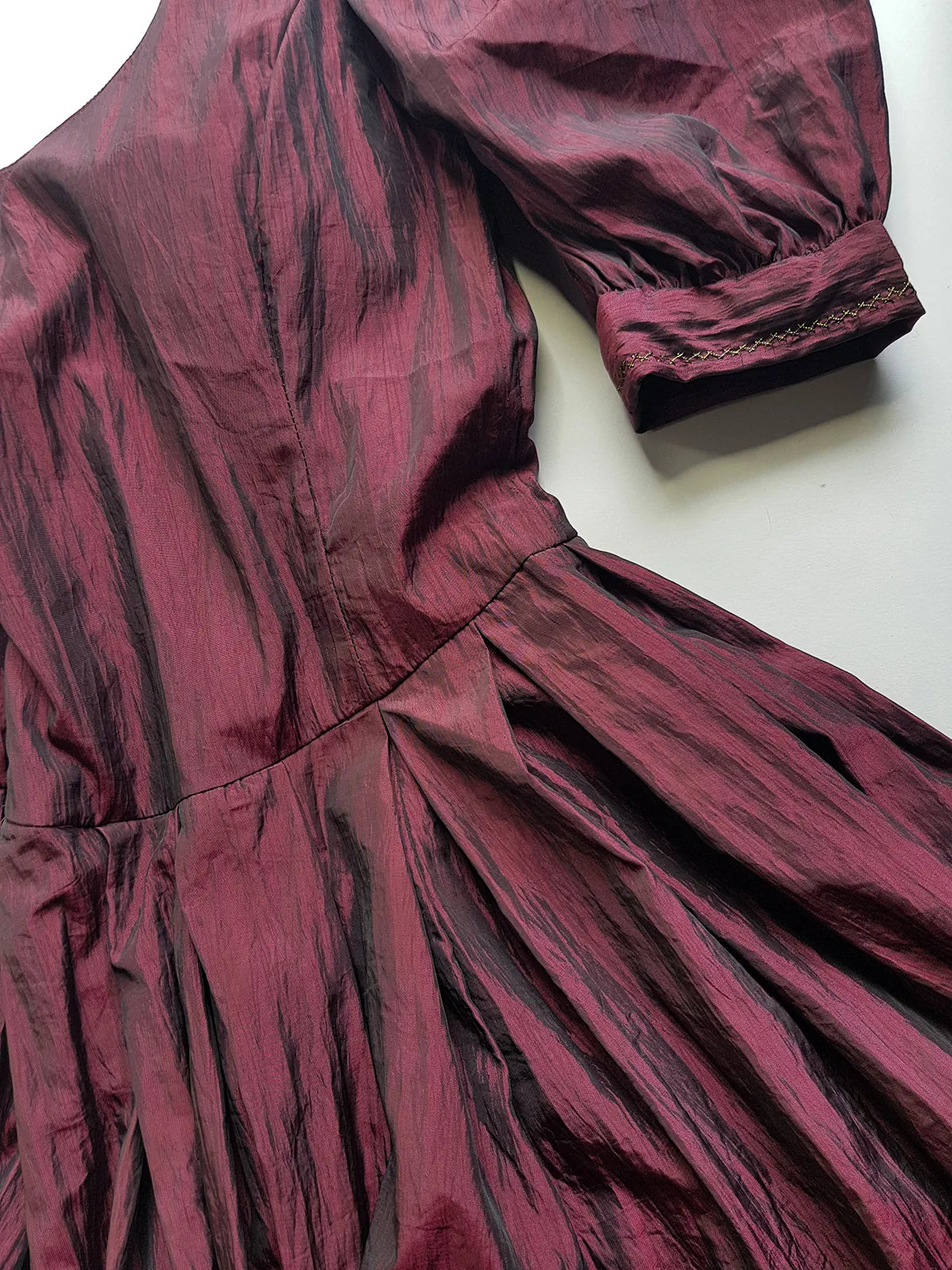 1990s Dramatic Whimsigoth / Dark Fairy Oxblood & Black Iridescent Gown - Romantic Puff Sleeves & Flare Skirt - Beautiful Tailoring - Embroidered Thread on Cuffs