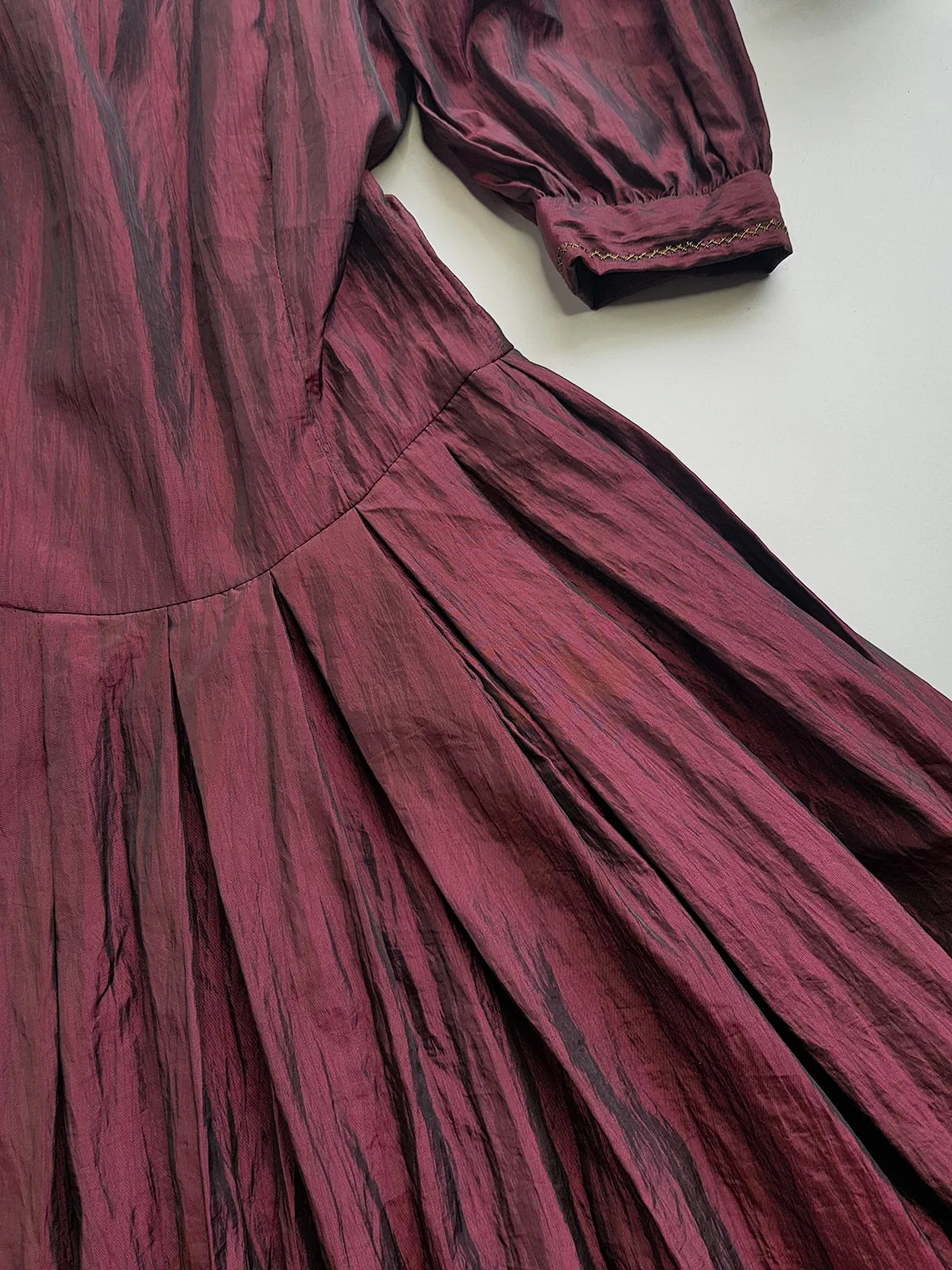 1990s Dramatic Whimsigoth / Dark Fairy Oxblood & Black Iridescent Gown - Romantic Puff Sleeves & Flare Skirt - Beautiful Tailoring - Embroidered Thread on Cuffs