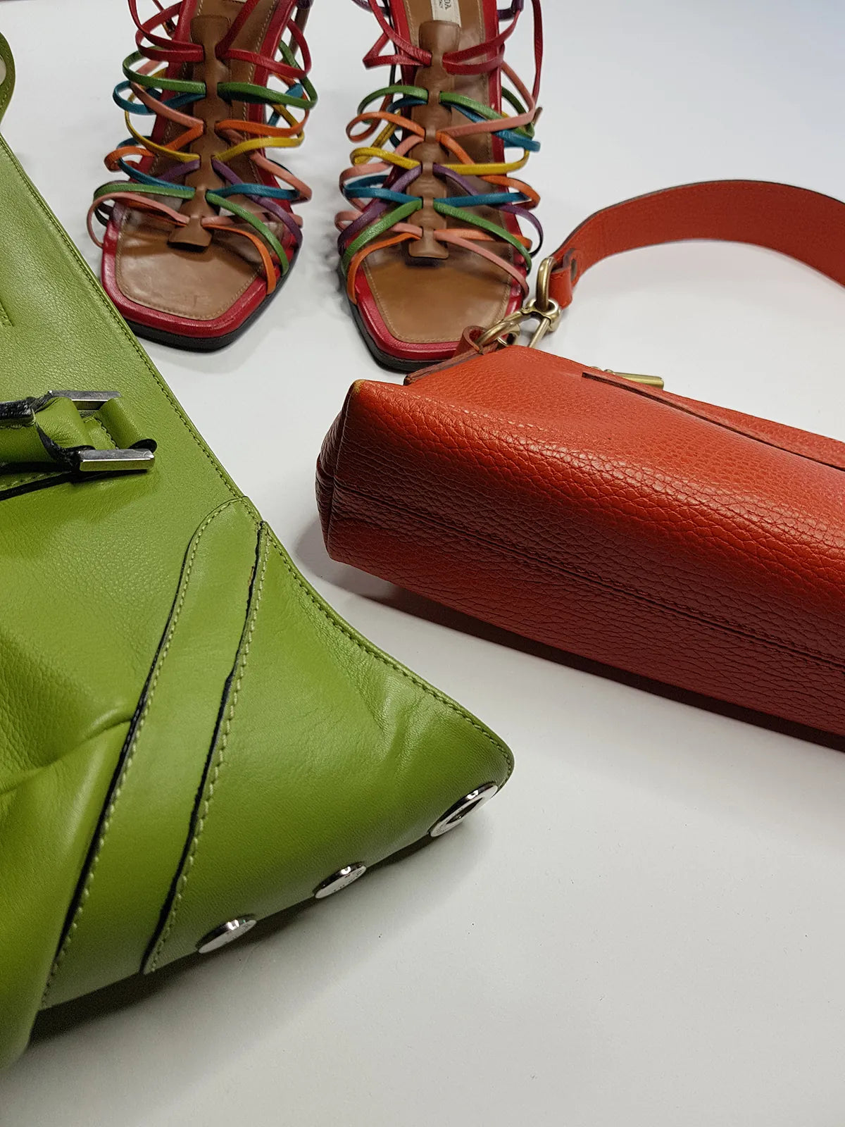 Leather Burberry Designer Handbag in Green - Made in Italy - Stamped - Silver Hardware - Iconic Burberry Signature Plaid Lining