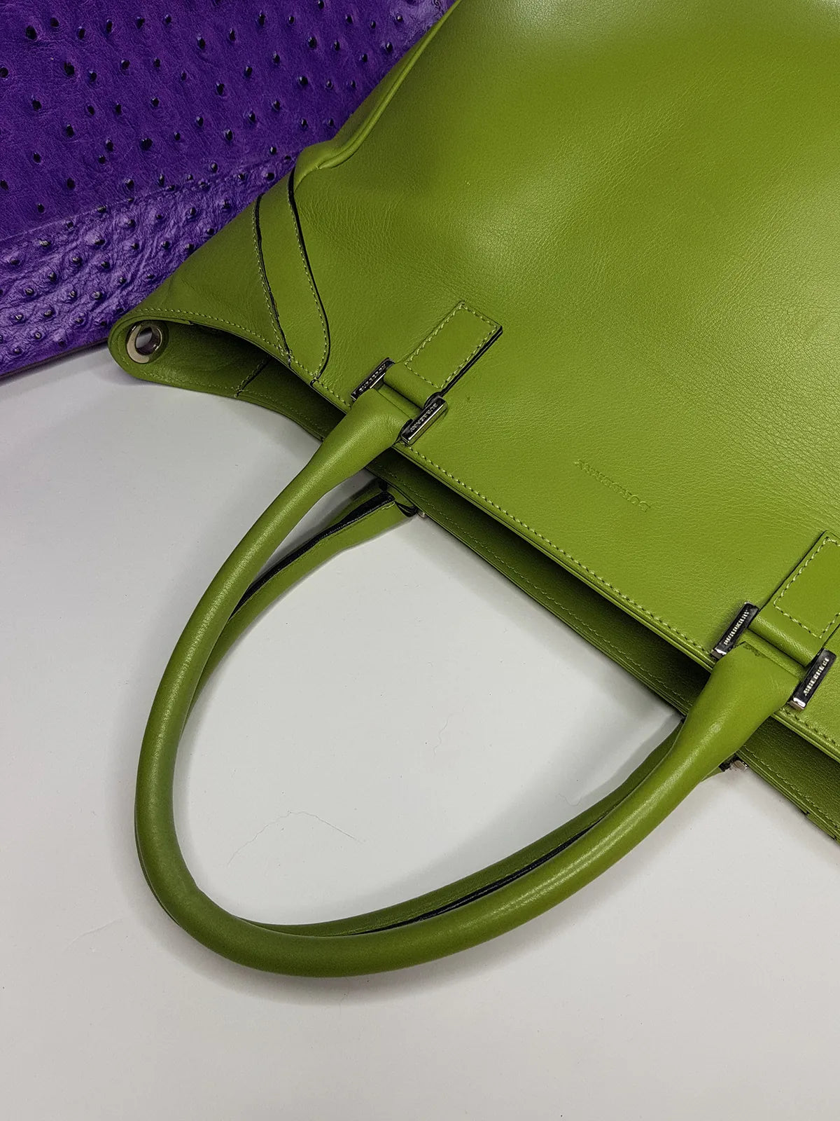Leather Burberry Designer Handbag in Green - Made in Italy - Stamped - Silver Hardware - Iconic Burberry Signature Plaid Lining