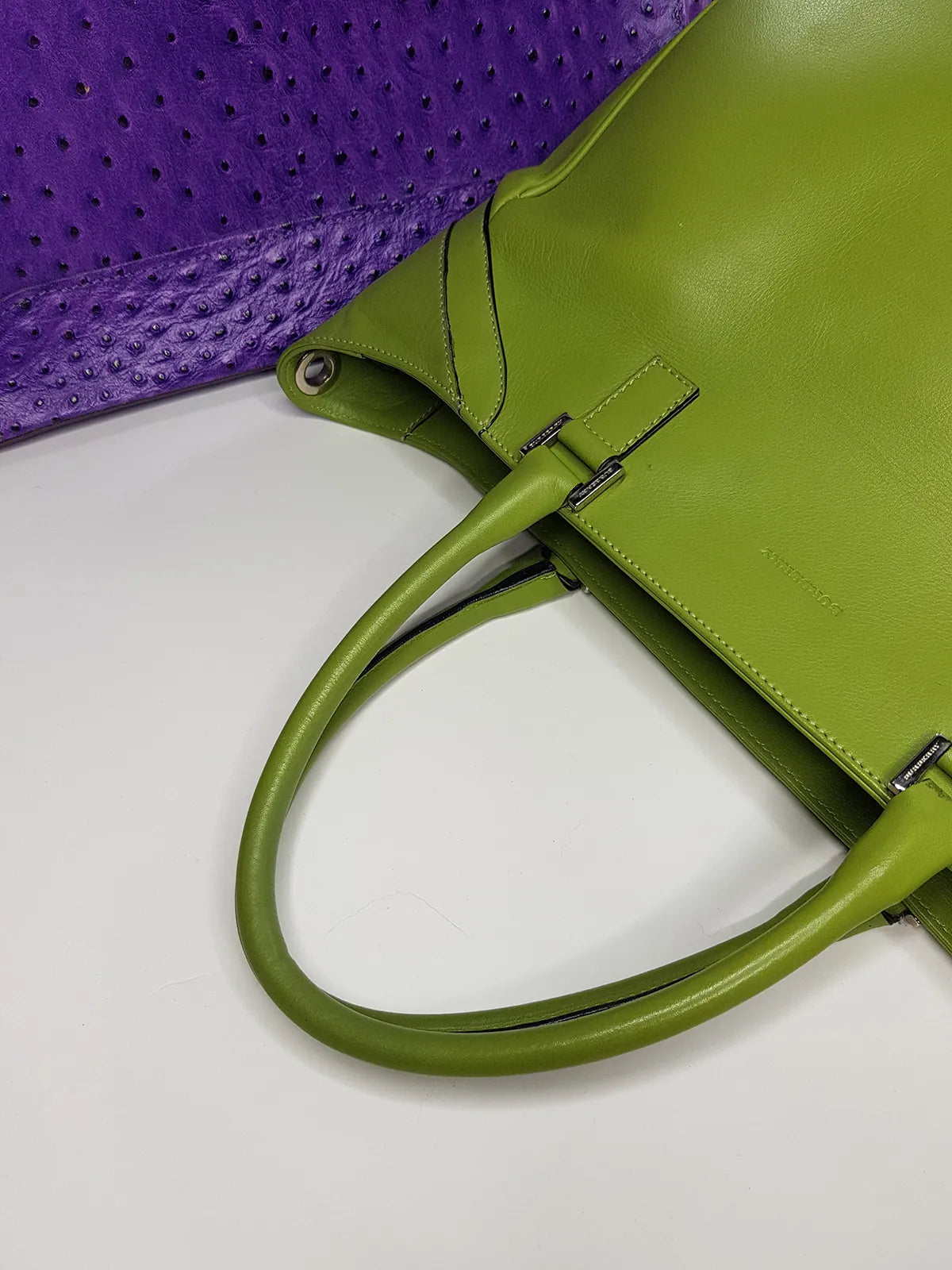 Leather Burberry Designer Handbag in Green - Made in Italy - Stamped - Silver Hardware - Iconic Burberry Signature Plaid Lining
