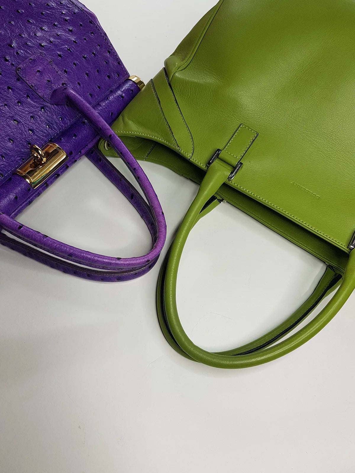 Leather Burberry Designer Handbag in Green - Made in Italy - Stamped - Silver Hardware - Iconic Burberry Signature Plaid Lining