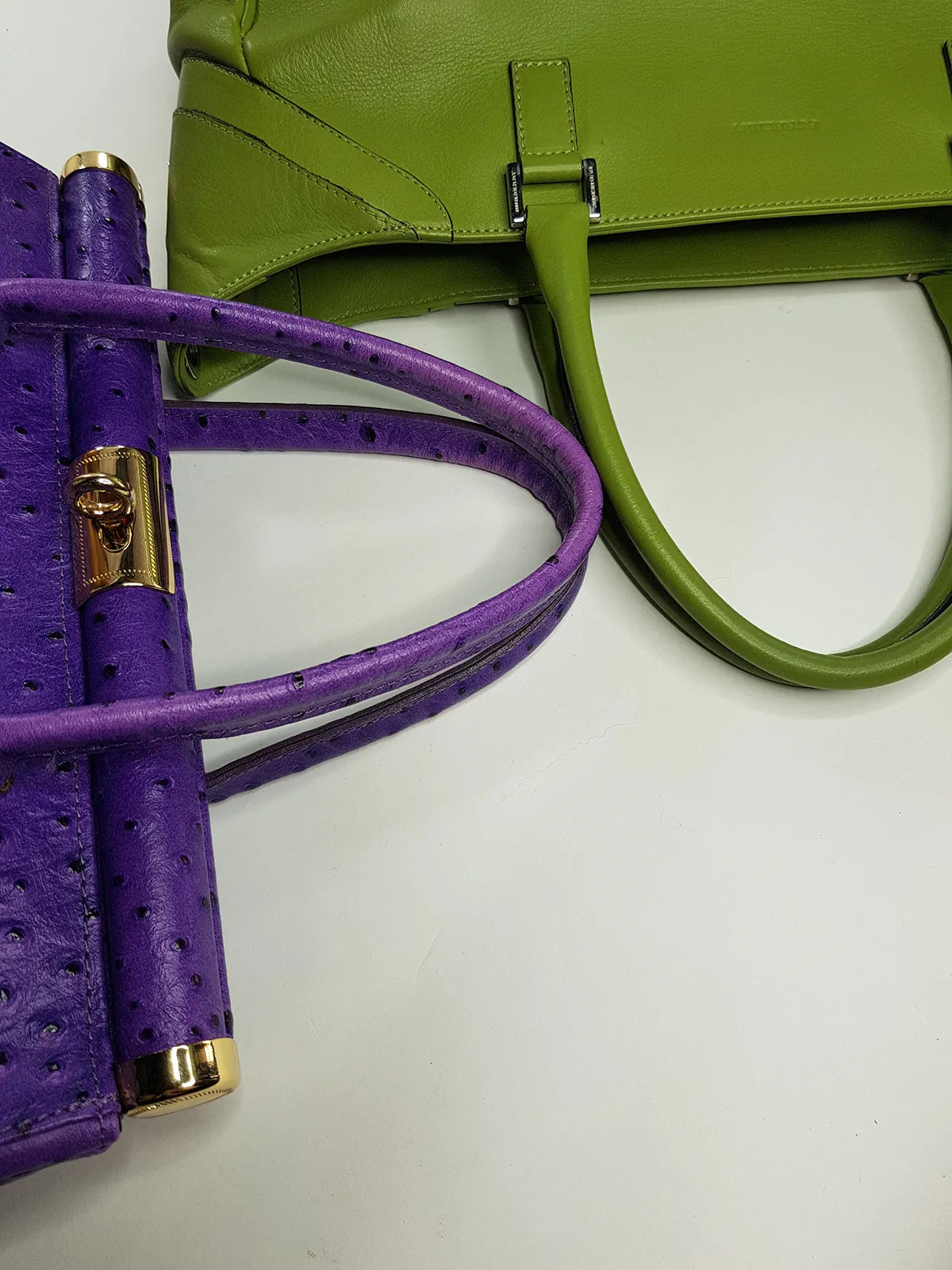 Leather Burberry Designer Handbag in Green - Made in Italy - Stamped - Silver Hardware - Iconic Burberry Signature Plaid Lining