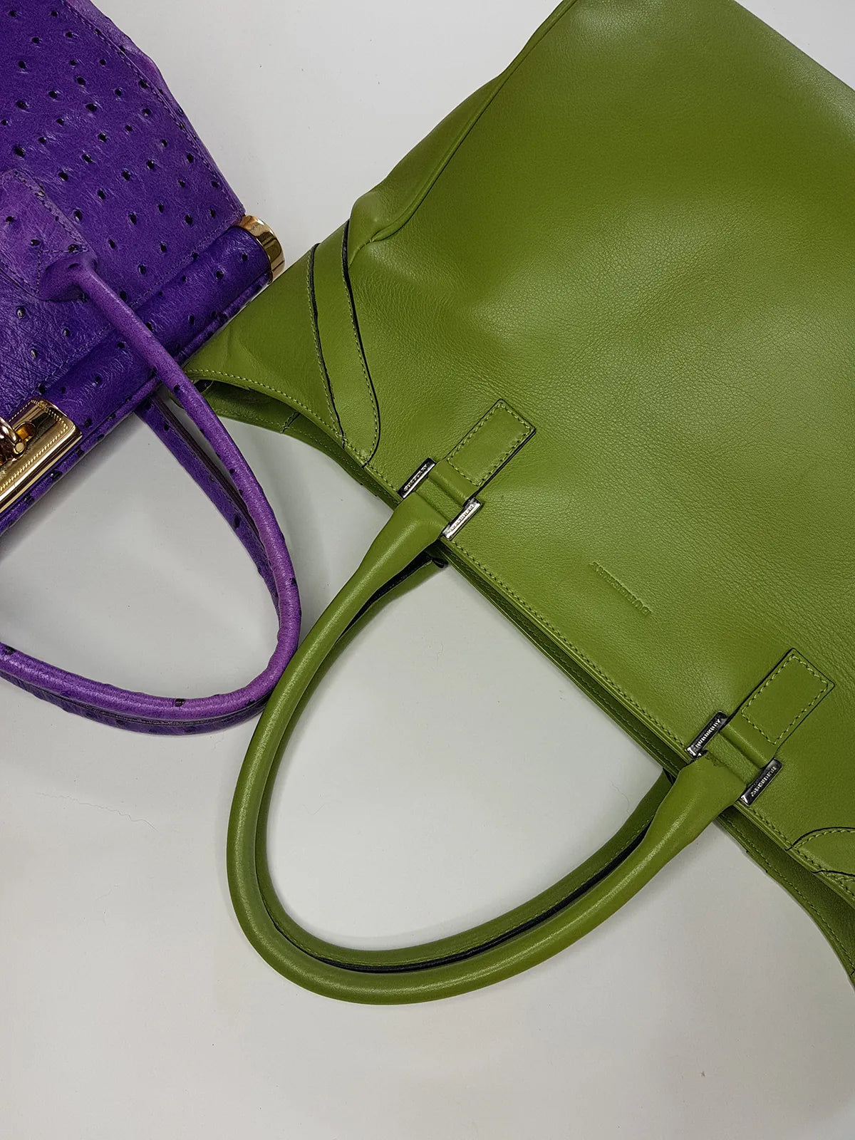 Leather Burberry Designer Handbag in Green - Made in Italy - Stamped - Silver Hardware - Iconic Burberry Signature Plaid Lining