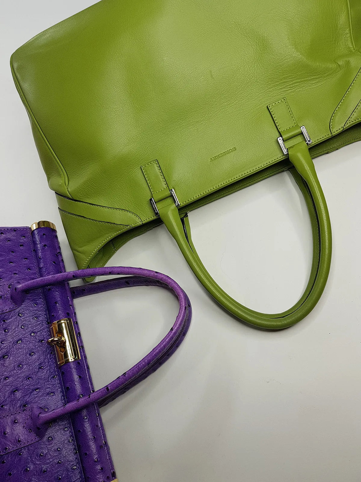 Leather Burberry Designer Handbag in Green - Made in Italy - Stamped - Silver Hardware - Iconic Burberry Signature Plaid Lining