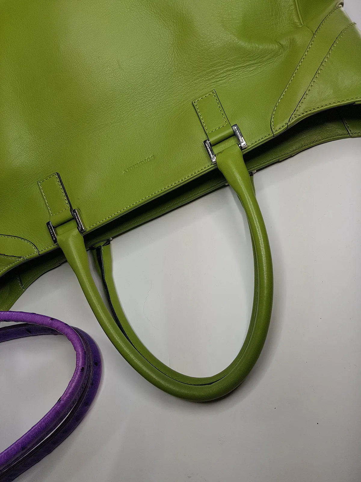 Leather Burberry Designer Handbag in Green - Made in Italy - Stamped - Silver Hardware - Iconic Burberry Signature Plaid Lining