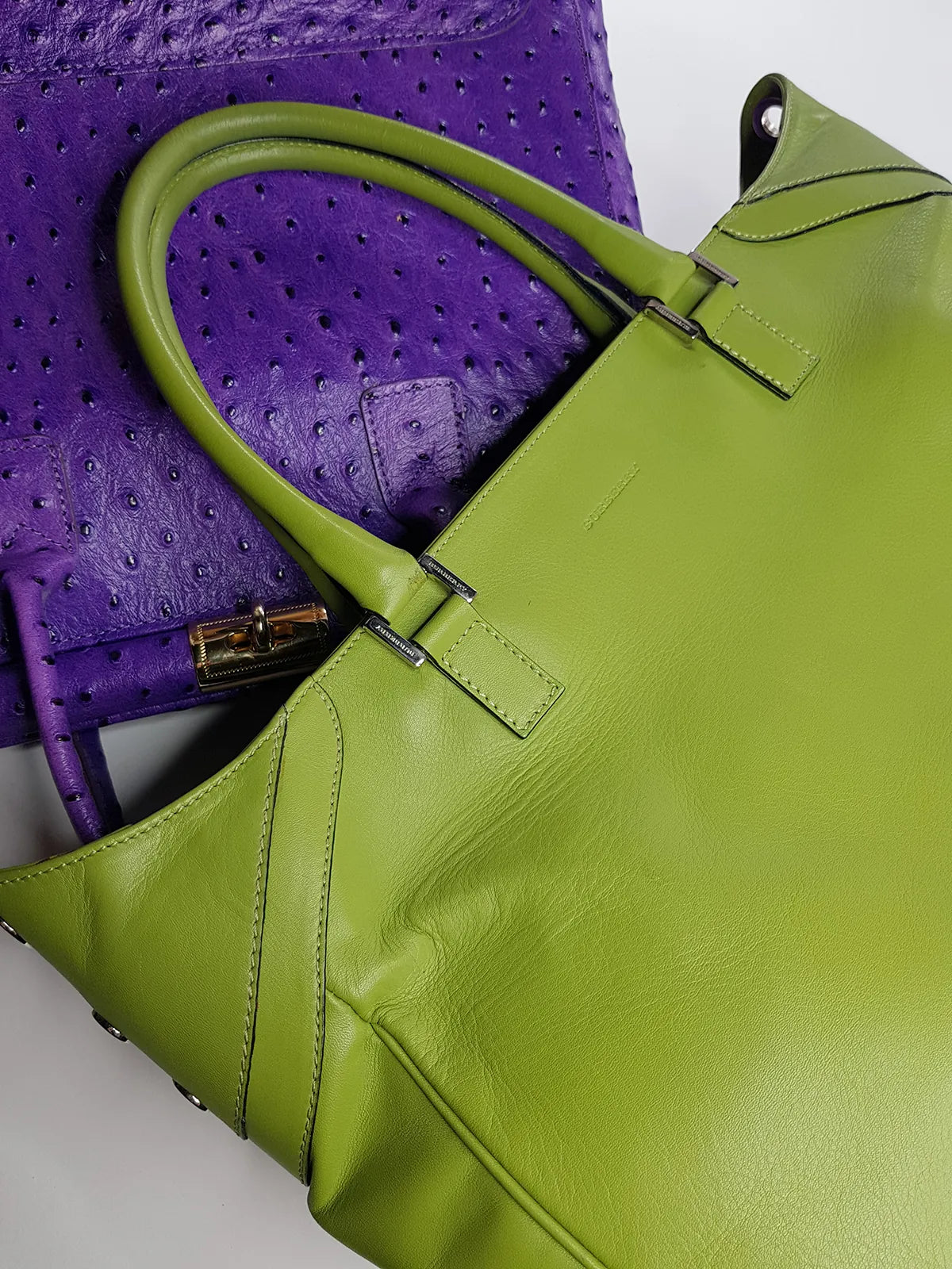 Leather Burberry Designer Handbag in Green - Made in Italy - Stamped - Silver Hardware - Iconic Burberry Signature Plaid Lining