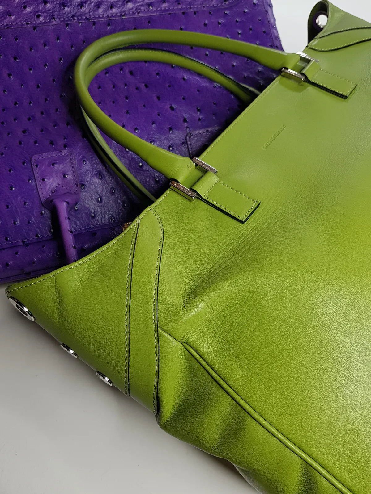 Leather Burberry Designer Handbag in Green - Made in Italy - Stamped - Silver Hardware - Iconic Burberry Signature Plaid Lining