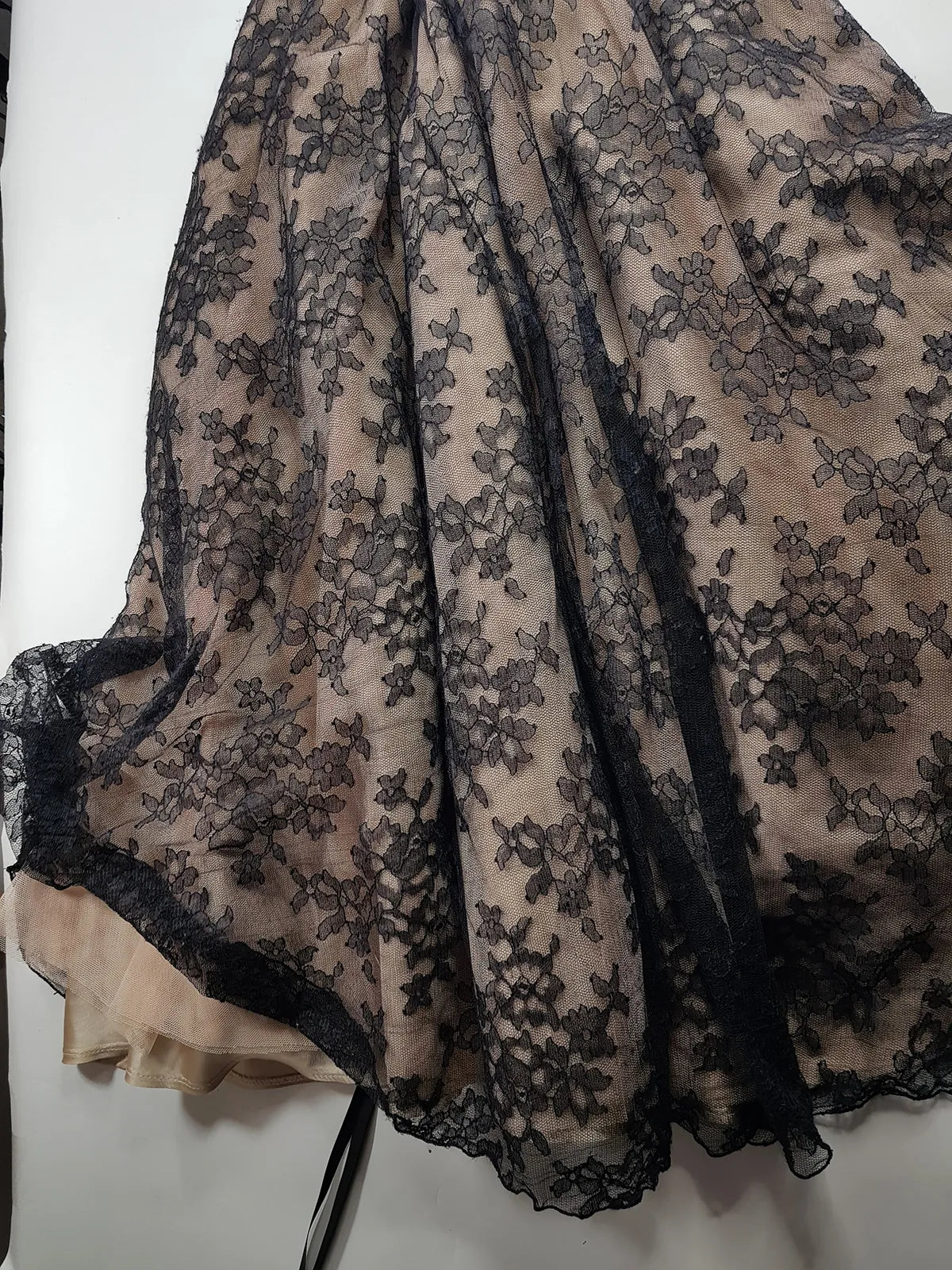Jessica Mclintock Designer 90s Vintage Lace Overlay Gown - Black Lace & Nude - Boned Bodice - Fitted Bust & Glamourous Skirt