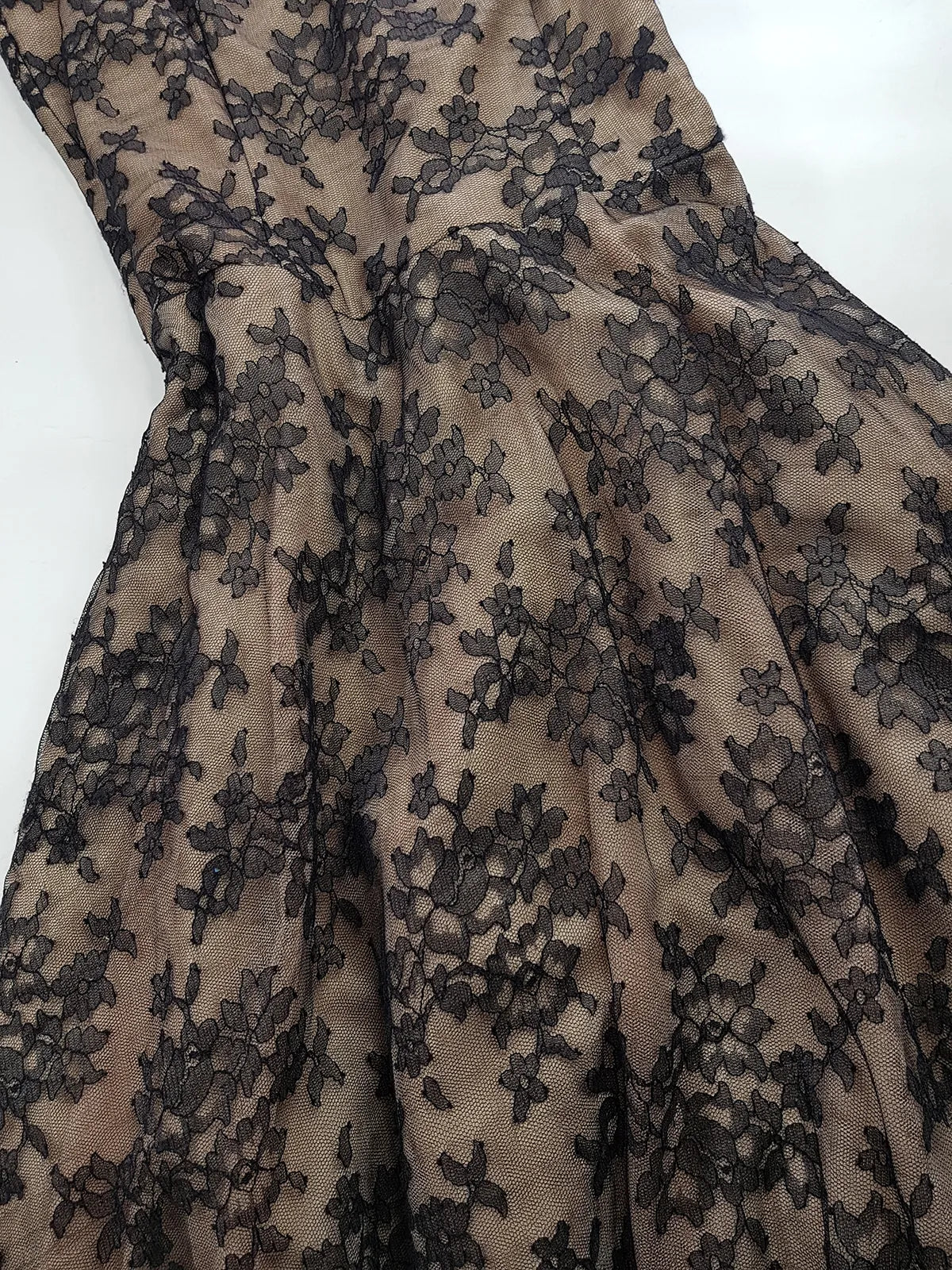 Jessica Mclintock Designer 90s Vintage Lace Overlay Gown - Black Lace & Nude - Boned Bodice - Fitted Bust & Glamourous Skirt