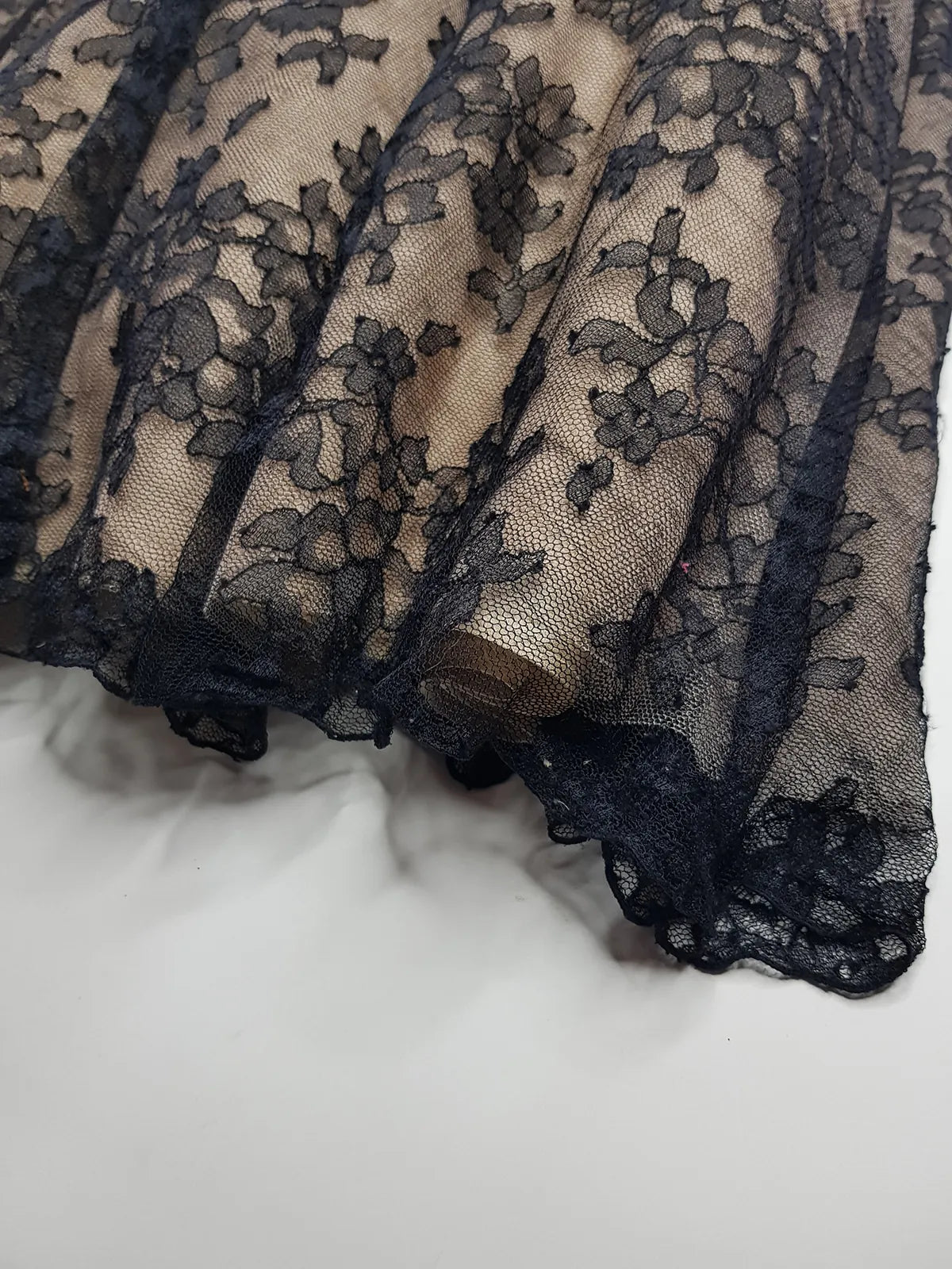 Jessica Mclintock Designer 90s Vintage Lace Overlay Gown - Black Lace & Nude - Boned Bodice - Fitted Bust & Glamourous Skirt